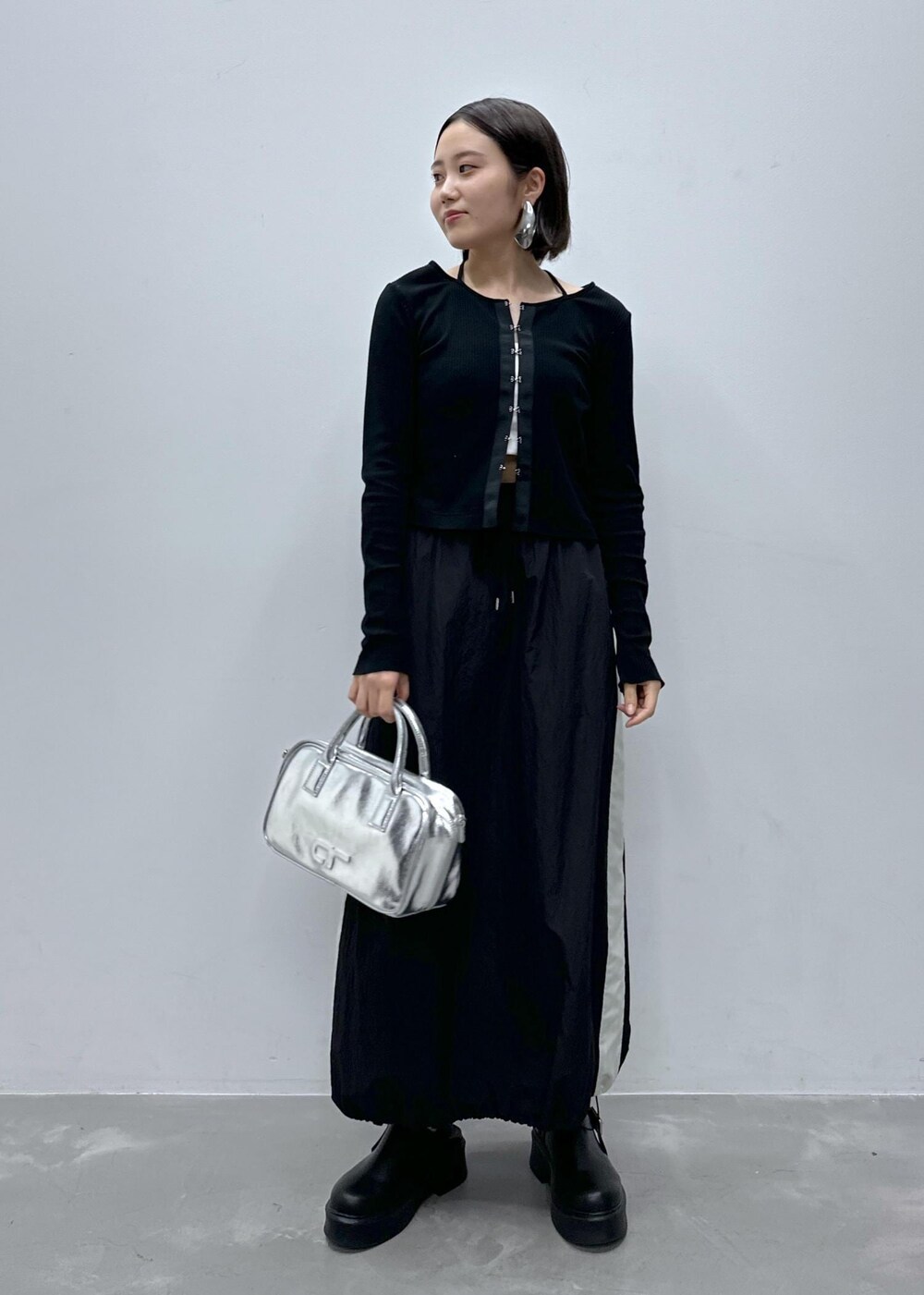 「骨格ストレート、ホワイト、シルバー、ハンドバッグ、ミニ、ブラック、プルオーバー、長袖、カットソー、クルーネック、Vネック、ロング、ワイド、タイトスカート、十分丈」｜「ADAM ET ROPE'の【サステナブル・一部WEB限定カラー・追加】ロゴスクエアボストンバッグ（ボストンバッグ、シルバー系）」を使った、きなさん（レディース・156cm）の夏コーディネートの2枚目の写真