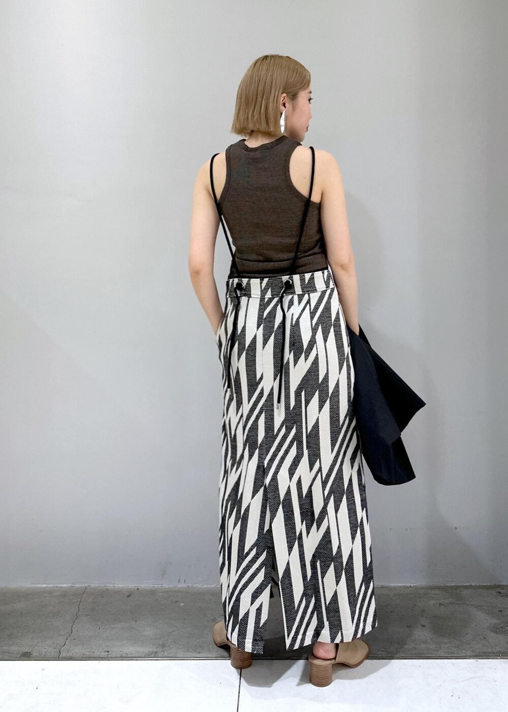 「ブルベ、ブルベ冬、ブルベ夏、24SS、新作、ジャガード、幾何学模様、ブーツサンダル、シルバー、ブラウン、グレー、オトナカジュアル、レイヤード、レイヤードスタイル、モノトーンコーデ」|「ADAM ET ROPE'のストレッチブーツサンダル(ブーツ、ベージュ系)」を使った、きなさん(レディース・156cm)の春コーディネートの8枚目の写真
