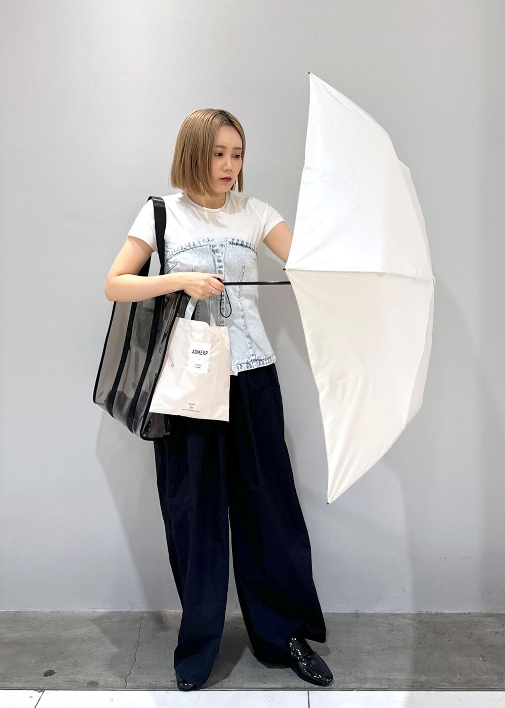 「デザインTOPS、クリアバッグ、ローファー、Tシャツ、Hanes、BIOTOP、晴雨兼用、日傘、雨傘、梅雨、梅雨コーデ、レイン、カラー、撥水、骨格ストレート」｜「ADAM ET ROPE'の【サステナブル・晴雨兼用・男女兼用・U-DAY for ADAM ET ROPE'】[ADMERP] UMBRELLA60 with tote / 折りたたみ傘（折りたたみ傘、ホワイト系）」を使った、きなさん（レディース・156cm）の夏コーディネートの8枚目の写真