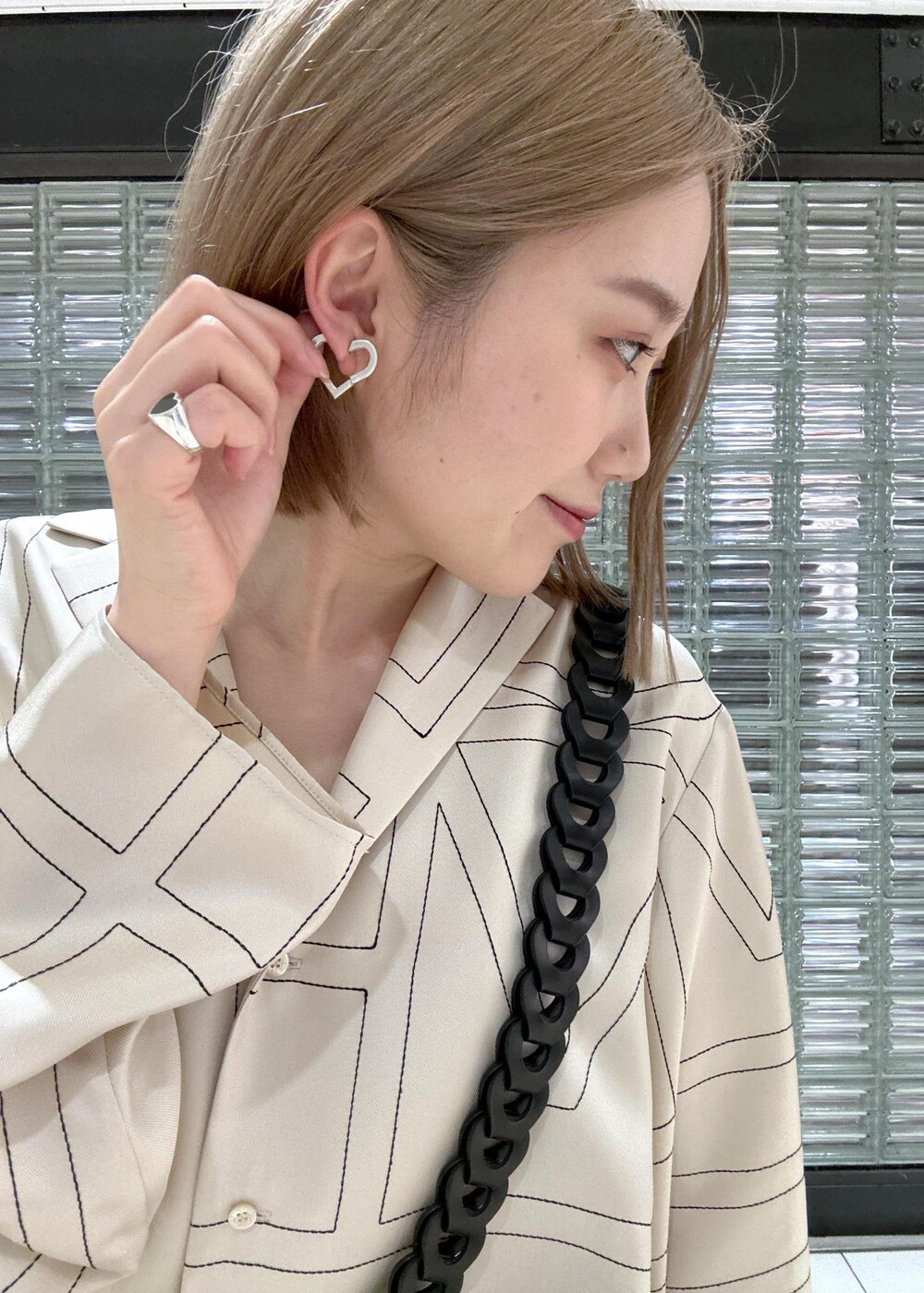 「knowhow、knowhow Jewelry、別注、イヤリング、リング、イヤーカフ、silver925、シルバー、silver、撥水、チェーン、梅雨、梅雨コーデ、レインブーツ、ADAM ET ROPÉ」|「ADAM ET ROPE'のクリアドラムミニショルダーバッグ(ドラムバッグ、ブラック系)」を使った、きなさん(レディース・156cm)の夏コーディネートの7枚目の写真