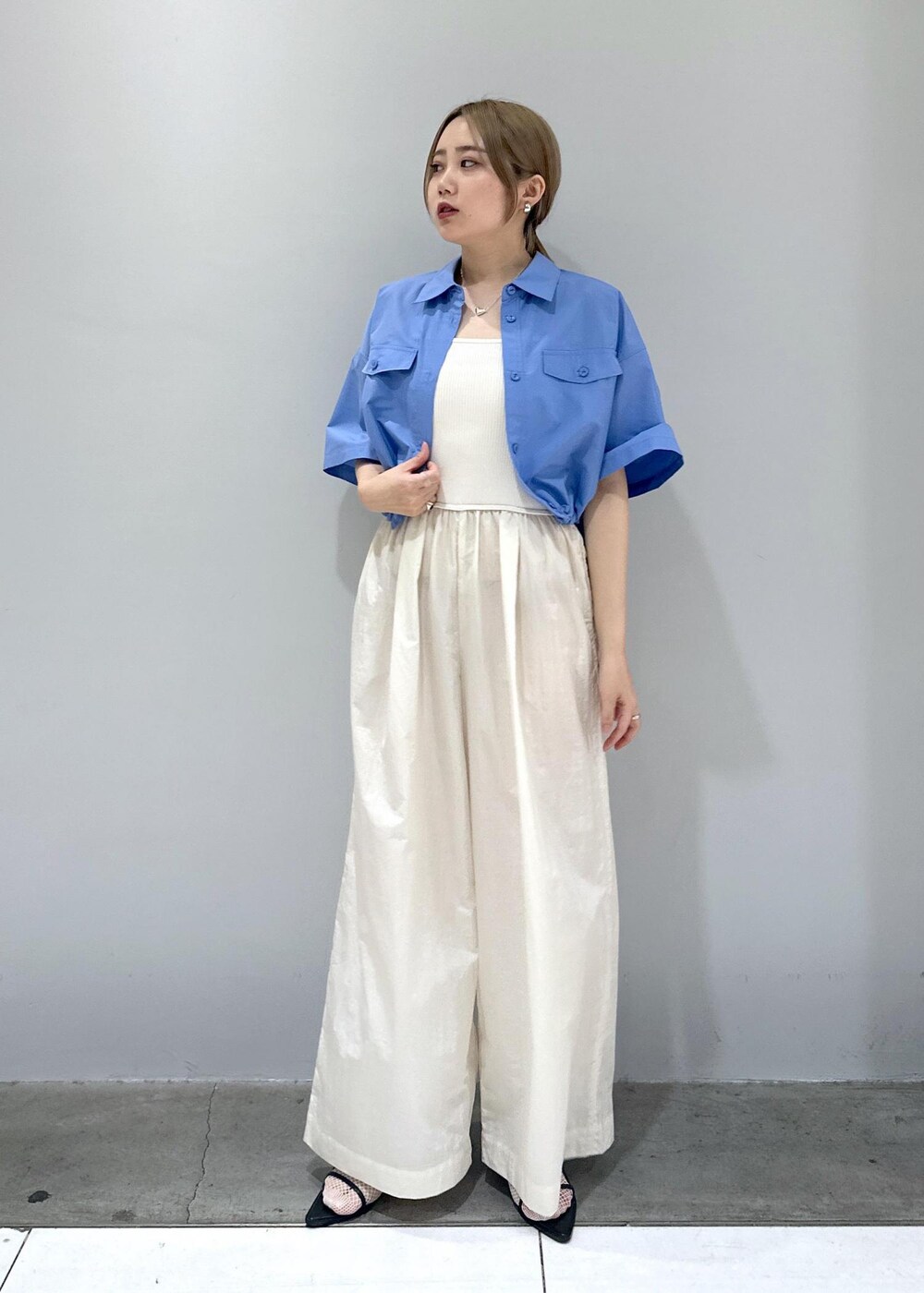 「骨格ストレート、ブルベ、ブルベ冬、ブルベ夏、梅雨、梅雨コーデ、撥水、タフタ、ロンパース、オールインワン、キャミ、キャミソール、シルバーアクセサリー、シルバー、ハート」｜「ADAM ET ROPE'のナローフラットサンダル（サンダル、ブラック系）」を使った、きなさん（レディース・156cm）の夏コーディネートの2枚目の写真