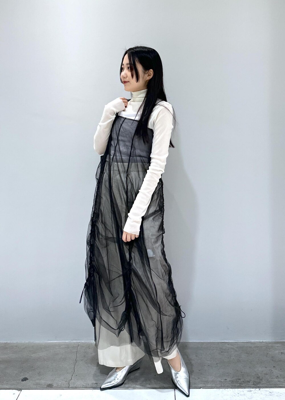 「セールアイテム、SALE、SALEアイテム、アウター、コート、シルバー、パンプス、バッグ、チュール、チュールドレス、シアー、24SS、24SS春の新作、春の新作、新作」｜「ADAM ET ROPE'のサテンタックイージースラックス（スラックス、ホワイト系）」を使った、きなさん（レディース・156cm）の冬コーディネートの5枚目の写真