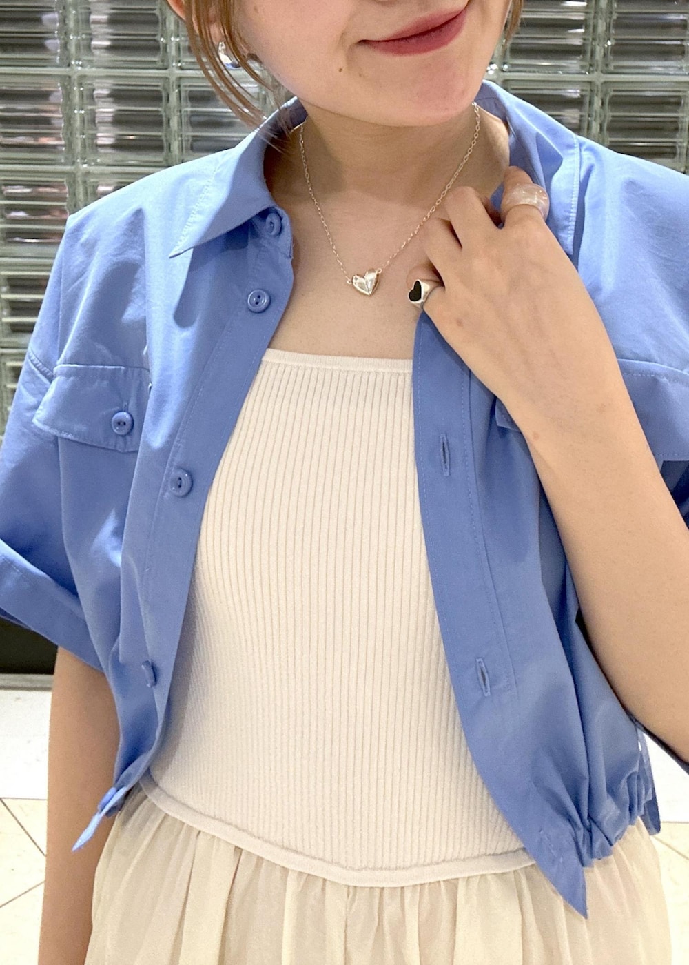「骨格ストレート、ブルベ、ブルベ冬、ブルベ夏、梅雨、梅雨コーデ、撥水、タフタ、ロンパース、オールインワン、キャミ、キャミソール、シルバーアクセサリー、シルバー、ハート」｜「ADAM ET ROPE'のナローフラットサンダル（サンダル、ブラック系）」を使った、きなさん（レディース・156cm）の夏コーディネートの6枚目の写真