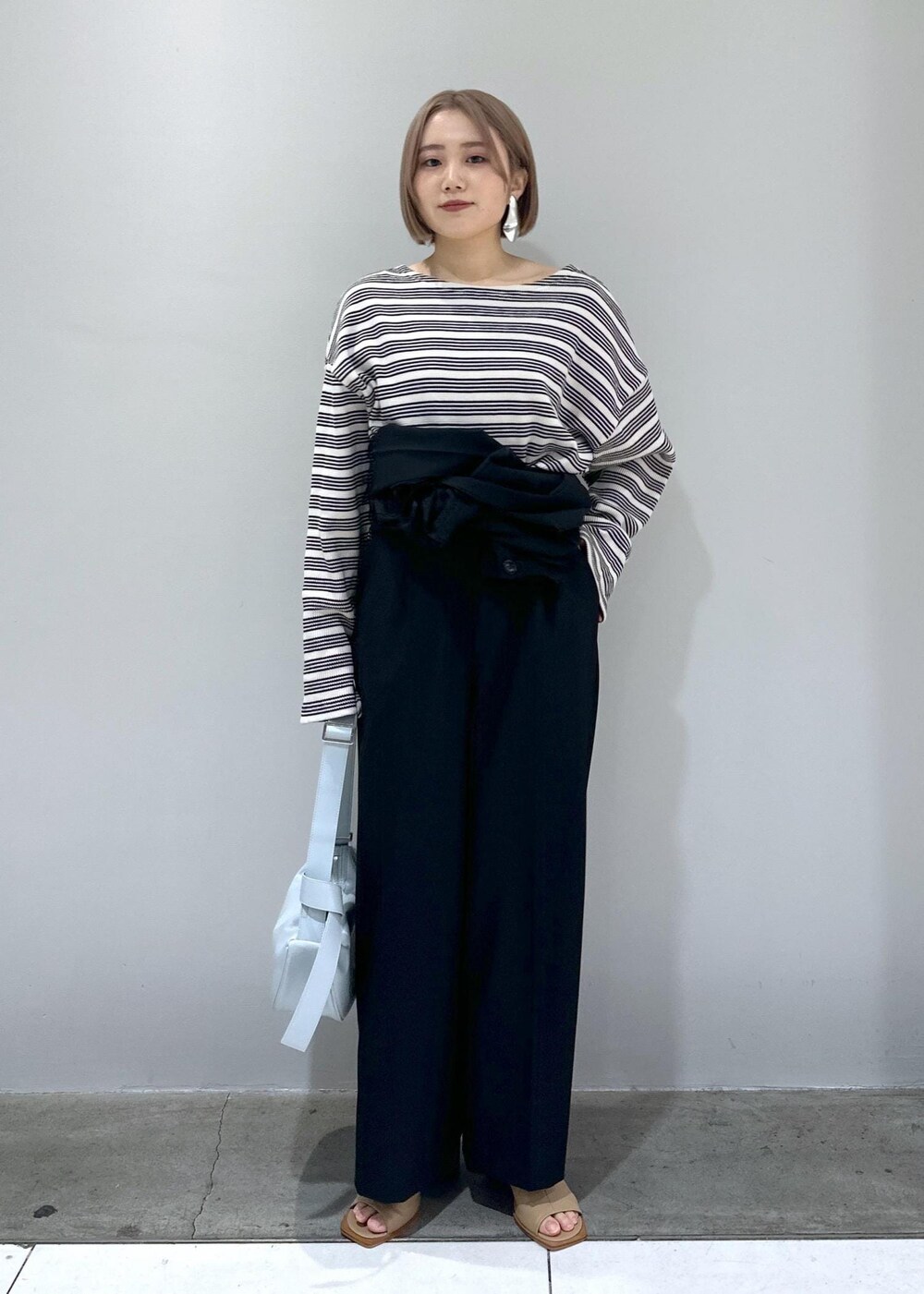 「骨格ストレート、ブルベ、ブルベ冬、ブルベ夏、イヤリング、シルバー、ベージュ、ブーツ、ブーツサンダル、サンダル、ヒール、オールインワン、ロンパース、調整、調整可能」｜「ADAM ET ROPE'のストレッチブーツサンダル（ブーツ、ベージュ系）」を使った、きなさん（レディース・156cm）の春コーディネートの7枚目の写真