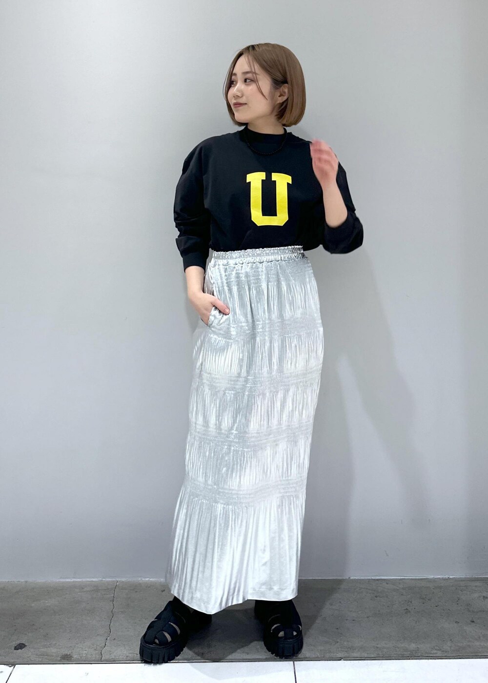 「ホワイト、長袖、ジャケット、カーディガン、ショート、ボリューム、スカート、ブルー、ロング、タイトスカート、十分丈、ハイウエスト、スリット、フリンジ、マキシ」｜「ADAM ET ROPE'の【WEB限定】ボーダープリーツスカート（スカート、シルバー系）」を使った、きなさん（レディース・156cm）の春コーディネートの3枚目の写真