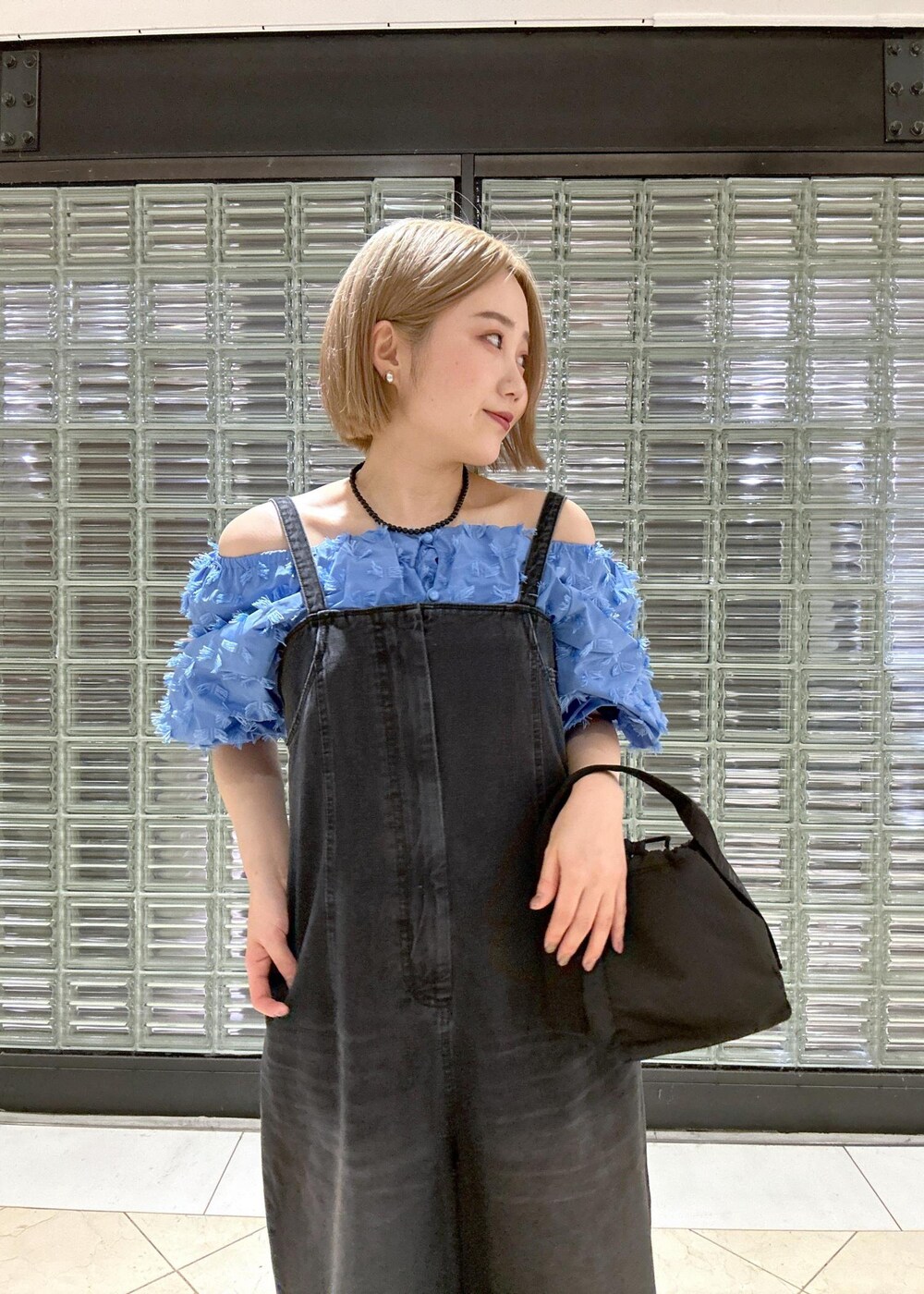 「骨格ストレート、ブルベ、ブルベ冬、ブルベ夏、シルバー、ブラック、ブルー、ブラックデニム、デニム、ロンパース、オールインワン、サロペット、調整可能、長さ調整可能、フルレングス」｜「GANNIの【GANNI(ガニー)】RECYCLED TECH POUCH（ハンドバッグ、ブラック系）」を使った、きなさん（レディース・156cm）の春コーディネートの6枚目の写真