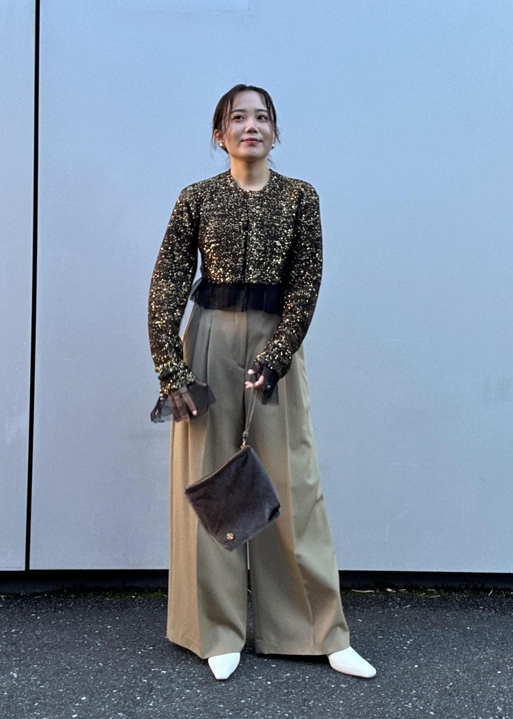 「スラックス、ベージュ、ゴールド、忘年会、新年会、新年会コーデ、忘年会コーデ、クリスマス、デート、ラメ、スパンコール、チュール、シアー、レイヤード、レイヤードコーデ」｜「ADAM ET ROPE'のMOL レザーワイドシャフトブーツ（ブーツ、ホワイト系）」を使った、きなさん（レディース・156cm）の秋コーディネートの4枚目の写真