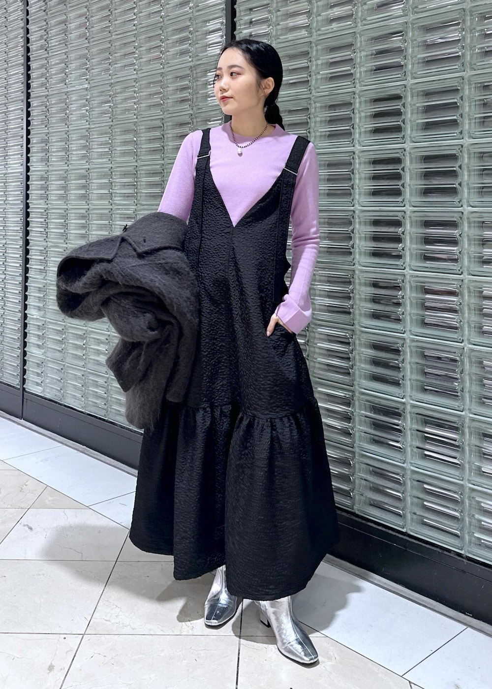 「アンチピリング、モヘヤ、モヘヤコート、ミドル、ミドルコート、パール、パールネックレス、ネックレス、シルバー、SNaPMeAward23w、コート、オーバーサイズ、ブーツ、ADAM ET ROPÉ、FEMME」｜「ADAM ET ROPE'のモヘヤシャギーミドルコート（その他アウター、グレー系）」を使った、きなさん（レディース・156cm）の冬コーディネートの7枚目の写真