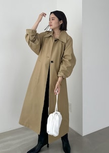 バックブラウジングステンカラーコートを使った人気ファッション