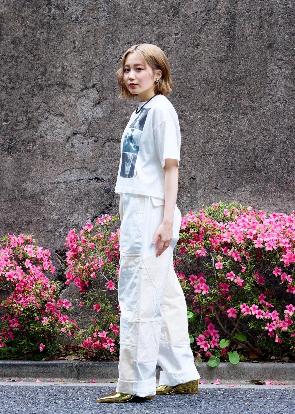 「audrey、audreyhepburn、audrey hepburn、audrey hepburn collection by jun、special2024、Tシャツコーデ、サンダルコーデ、ミュール、ヒール、ゴールド、フォト、フォトT、クロップド、クロップドT、ブルベ冬」｜「ADAM ET ROPE'のウエッジヒールストラップミュール（パンプス、ゴールド系）」を使った、きなさん（レディース・156cm）の夏コーディネートの4枚目の写真