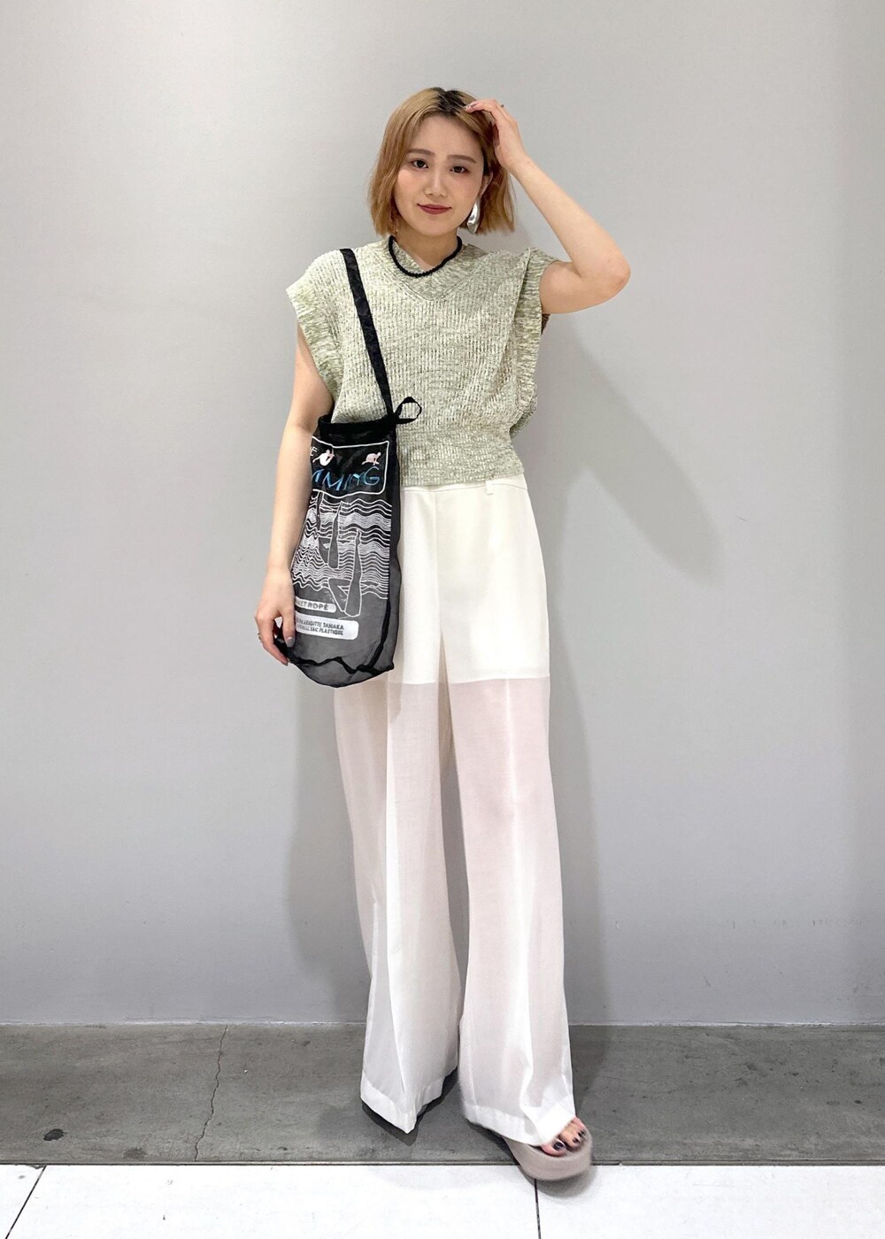 「骨格ストレート、ブルベ、ブルベ冬、夏、ベスト、シルバー、イヤリング、OOFOS、ベストコーデ、ロンパース、オールインワンコーデ、ロンパースコーデ、ブラック、グレー、ショルダーバッグ」|「ADAM ET ROPE'の【サステナブル・洗える】ペーパーヤーンミックスニットベスト(ベスト、イエロー系)」を使った、きなさん(レディース・156cm)の春コーディネートの2枚目の写真