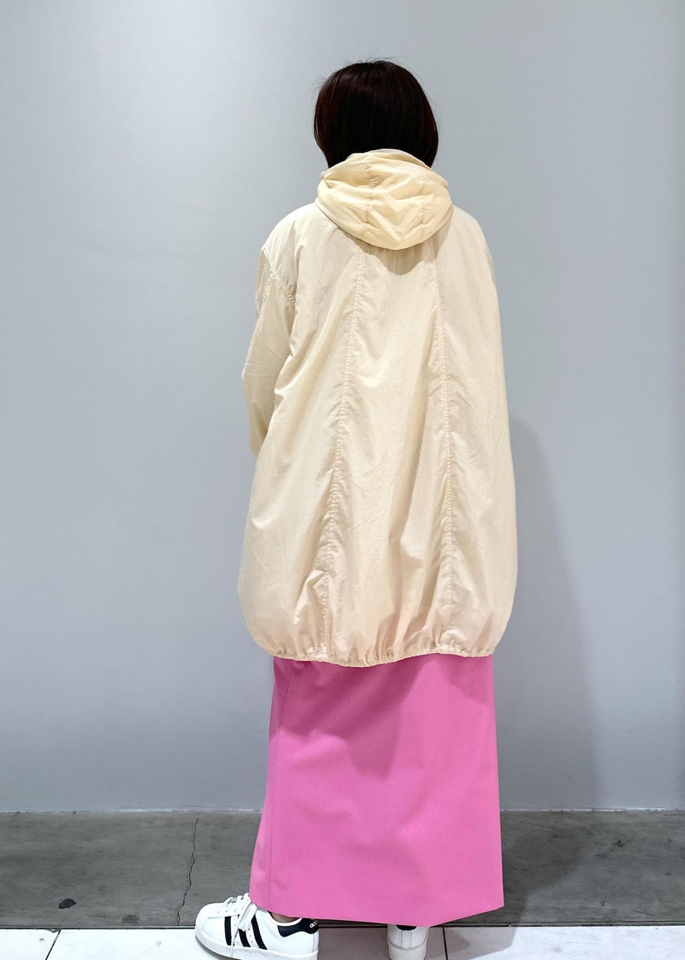 「ブルベ夏、ブルベ冬、ベージュ、ショルダーバッグ、ホワイト、ニット、長袖、ノースリーブ、Vネック、ビスチェ、スカート、ロング、ピンク、タイトスカート、ハイウエスト」｜「ADAM ET ROPE'の【KOKYO】Trapecio Mini Bag（ハンドバッグ、レッド系）」を使った、きなさん（レディース・156cm）の冬コーディネートの7枚目の写真