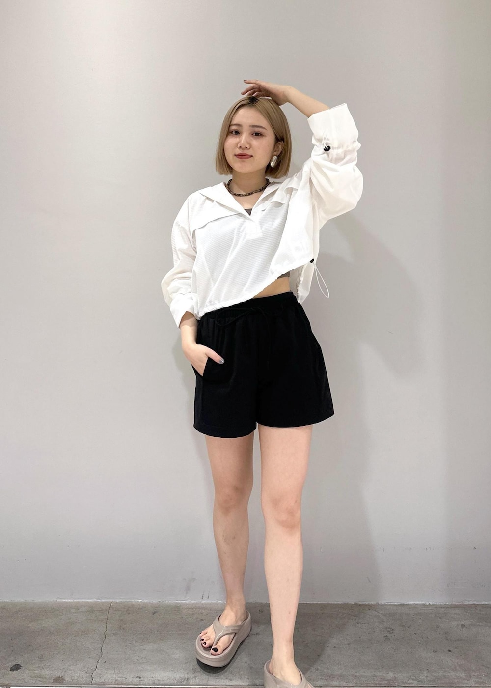 「水着、スイムウェア、キャミ、イヤリング、ショートパンツ、春夏コーデ、夏コーデ、低身長コーデ、低身長、骨格ストレート、ブルベ、ブルベ冬、夏、ホワイト、長袖」｜「Sisi Joiaの【Sisi Joia/シシジョイア】CANCALE necklace（ネックレス、ブルー系）」を使った、きなさん（レディース・156cm）の春コーディネートの3枚目の写真