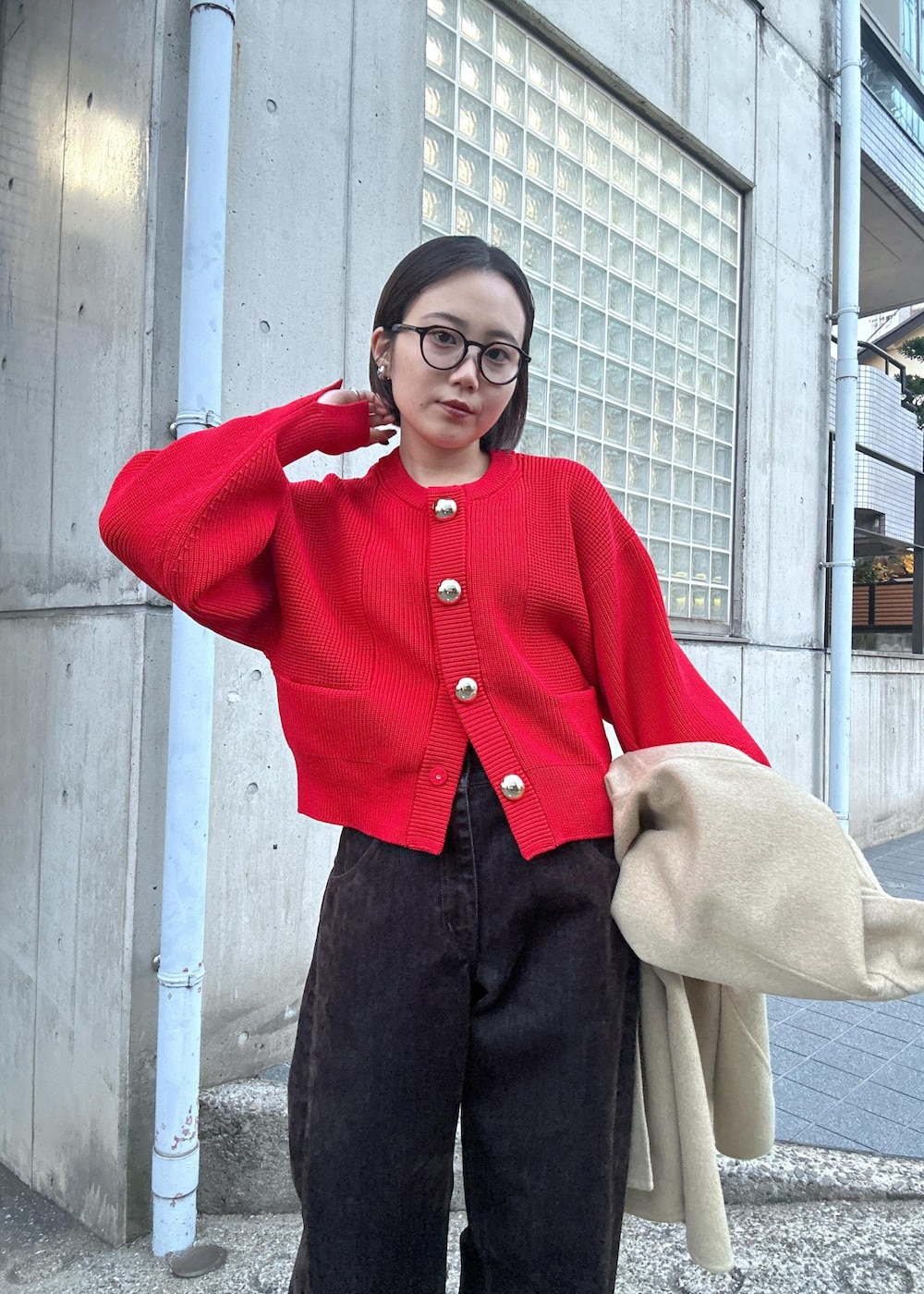 「カジュアル、金ボタン、ボタン、ニット、ランダムニット、リバー、リバーコート、ウール、ウールコート、冬、冬コート、アウター、ベージュ、レッド、赤」｜「ADAM ET ROPE'の【WEB限定】・【サステナブル】・【新色追加】BIGボタンニットカーディガン（カーディガン/ボレロ、レッド系）」を使った、きなさん（レディース・156cm）の冬コーディネートの8枚目の写真