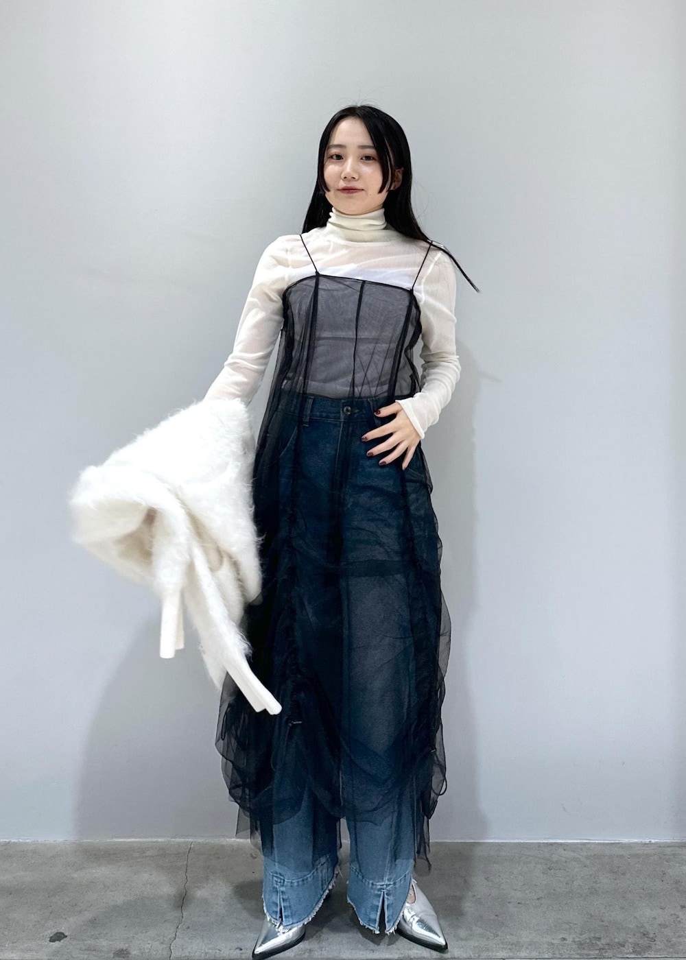 「24SS、24SS春の新作、春の新作、新作、モヘヤ、チュール、シアー、シアードレス、シアーワンピース、長さ調整可能、デニム、デニムコーデ、SNaPMeAward23w、ADAM ET ROPÉ、FEMME」|「ADAM ET ROPE'のモヘヤカーディガン(カーディガン/ボレロ、ホワイト系)」を使った、きなさん(レディース・156cm)の冬コーディネートの2枚目の写真
