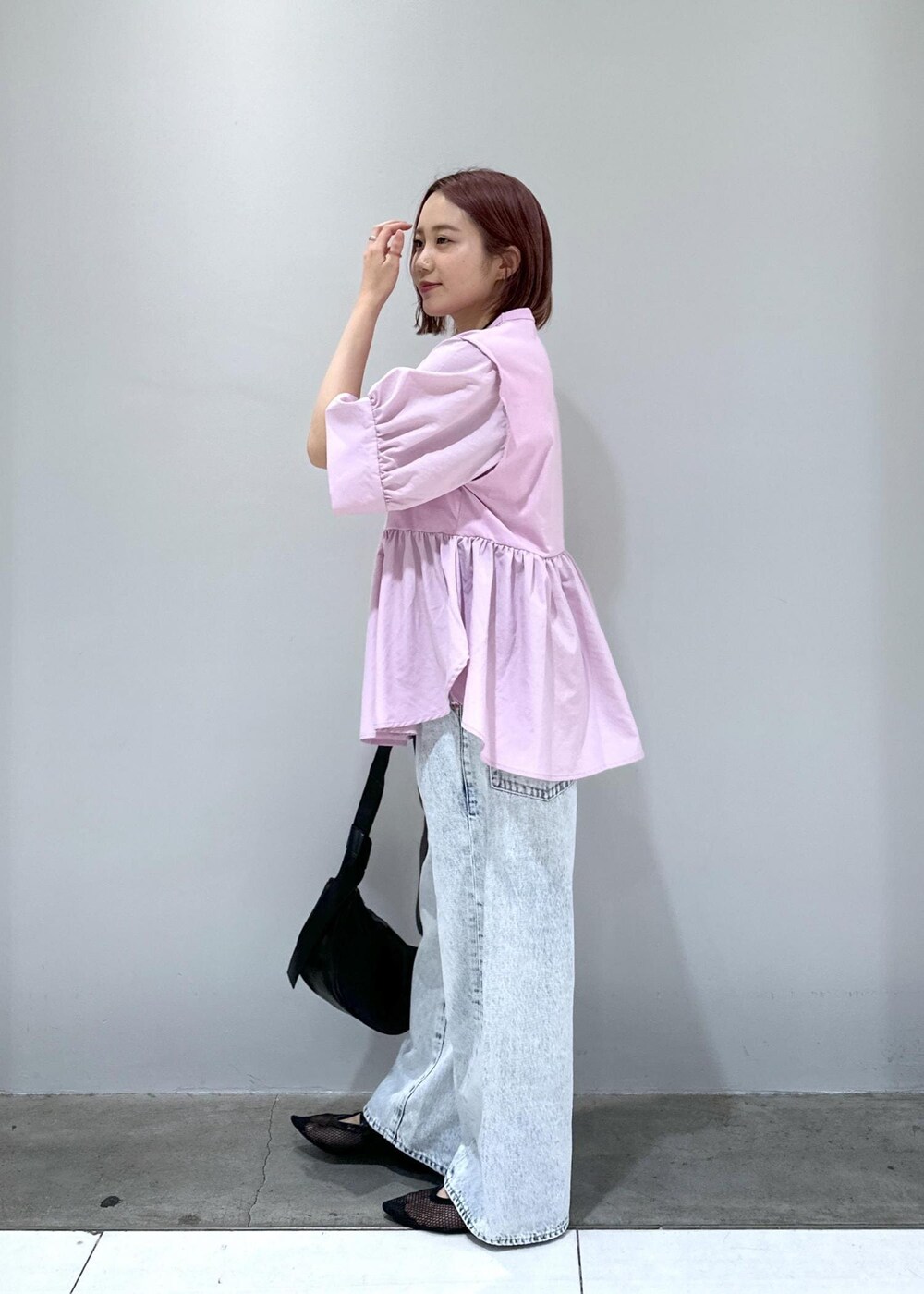 「Tシャツコーデ、デニムコーデ、メッシュ、メッシュパンプス、メリージェーン、メリージェーンパンプス、デザインTOPS、夏の快適ボトム、梅雨コーデ、梅雨、knowhow jewelry、ben amun、ブラウス、ADAM ET ROPÉ、FEMME」｜「ADAM ET ROPE'の【サステナブル】ムスビショルダーバッグ（ショルダーバッグ、ブラック系）」を使った、きなさん（レディース・156cm）の夏コーディネートの6枚目の写真