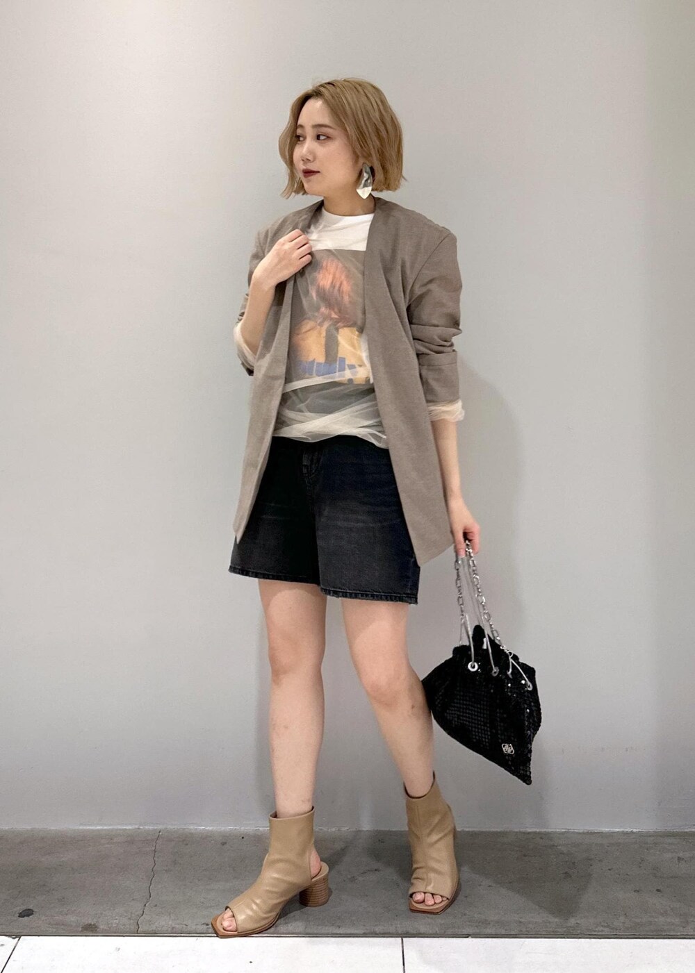 「Tシャツコーデ、ブーツサンダル、イヤリング、チュール、シアー、シアーコーデ、骨格ストレート、ブルベ、ブルベ冬、ブルベ夏、ショートパンツ、バッグ、ショルダーバッグ、メタルバッグ、ブラック」|「ADAM ET ROPE'の【逸品・サステナブル】チュールプルオーバー(Tシャツ/カットソー、ホワイト系)」を使った、きなさん(レディース・156cm)の春コーディネートの3枚目の写真