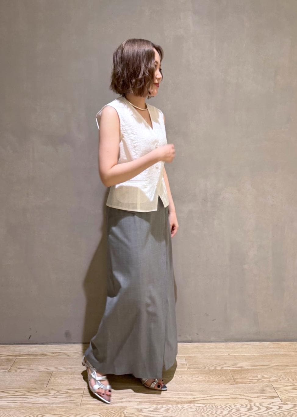 「ブルベ、骨格ストレート、ブルベ冬、ブルベ夏、シルバーアクセ、シルバー、サンダルコーデ、サンダル、チョーカー、スカート、スカートコーデ、ブラウスコーデ、ベストコーデ、きれいめ、きれいめコーデ」|「ADAM ET ROPE'のメタルカーブチョーカー(チョーカー、シルバー系)」を使った、きなさん(レディース・156cm)の春コーディネートの2枚目の写真