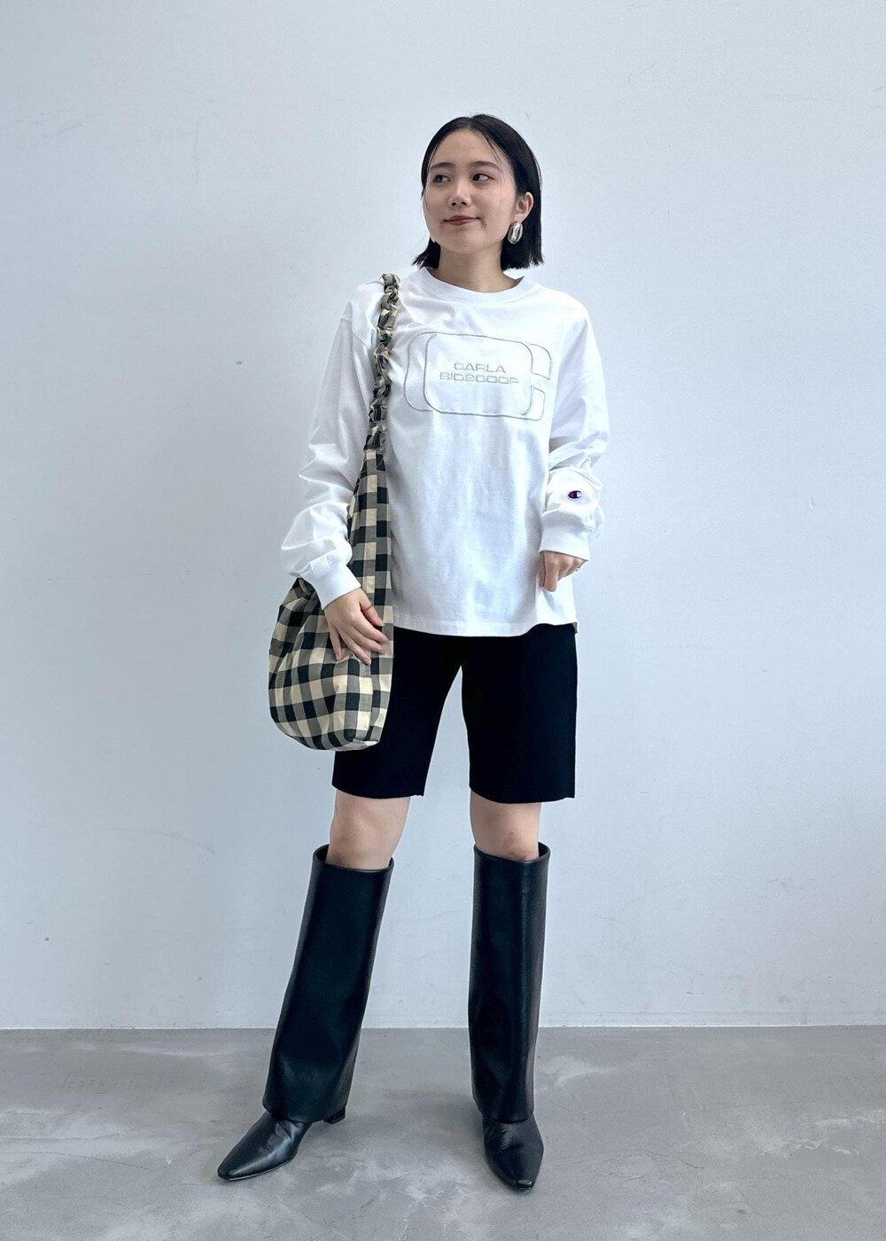「レイヤードスタイル、シルバーアクセサリー、ロングブーツ、ロゴT、ロンT、アウター、秋アウター、初秋コーデ、秋コーデ、初冬コーデ、デートコーデ、お出かけコーデ、女子会コーデ、モード、大人カジュアル」｜「Championの【Champion for ADAM ET ROPE'】別注LOGO L/S  T-SHIRT（Tシャツ/カットソー、ホワイト系）」を使った、きなさん（レディース・156cm）の秋コーディネートの5枚目の写真