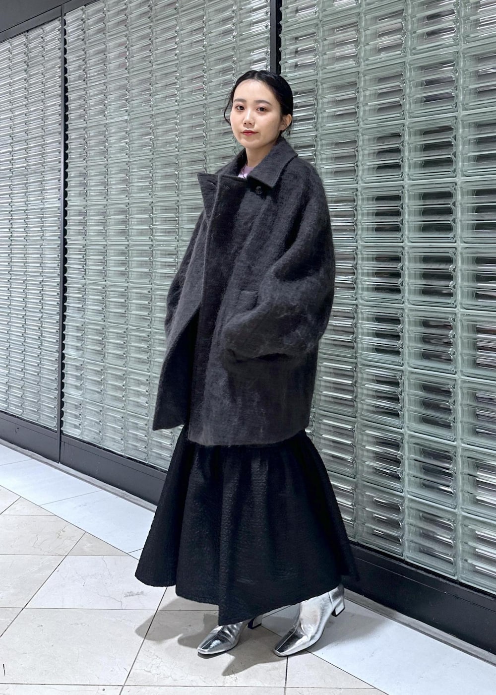 「アンチピリング、モヘヤ、モヘヤコート、ミドル、ミドルコート、パール、パールネックレス、ネックレス、シルバー、SNaPMeAward23w、コート、オーバーサイズ、ブーツ、ADAM ET ROPÉ、FEMME」｜「ADAM ET ROPE'のモヘヤシャギーミドルコート（その他アウター、グレー系）」を使った、きなさん（レディース・156cm）の冬コーディネートの6枚目の写真