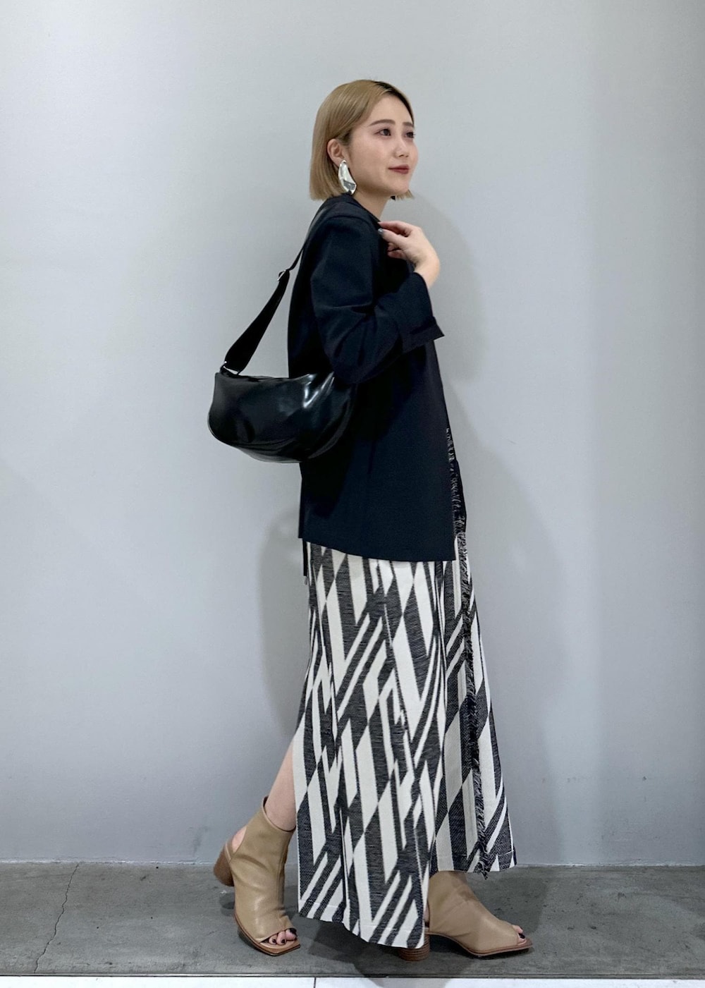 「ブルベ、ブルベ冬、ブルベ夏、24SS、新作、ジャガード、幾何学模様、ブーツサンダル、シルバー、ブラウン、グレー、オトナカジュアル、レイヤード、レイヤードスタイル、モノトーンコーデ」|「ADAM ET ROPE'のストレッチブーツサンダル(ブーツ、ベージュ系)」を使った、きなさん(レディース・156cm)の春コーディネートの3枚目の写真