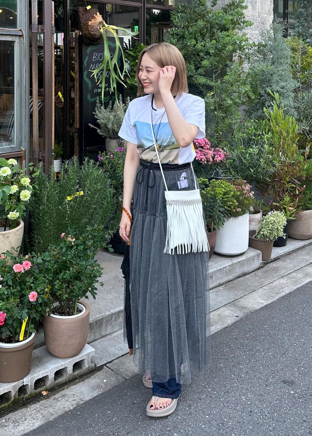 「休日コーデ、デニムコーデ、needby、tang tang、Tシャツ、Tシャツコーデ、別注、カジュアル、カジュアルコーデ、SDGs、サステナブル、低身長、骨格ストレート、ブルべ、きれいめ」｜「ADAM ET ROPE'の【TANGTANG for ADAM ET ROPE'】別注GASATANG  MINIUYUNIGT-877(THISCAROFMINE)（Tシャツ/カットソー、ホワイト系）」を使った、きなさん（レディース・156cm）の春コーディネートの5枚目の写真