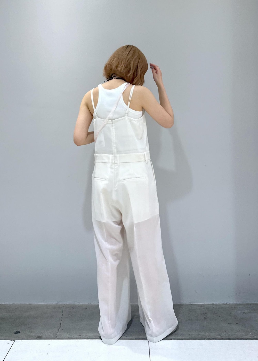 「OOFOS、別注、コラボ、BRIGITTE TANAKA、ブリジットタナカ、ホワイト、HYKE、ハイク、タンクトップ、キャミ、インナー、シアー、オールインワン、ロンパース、サンダル」｜「ADAM ET ROPE'のシアーキャミロンパース（サロペット/オーバーオール、ホワイト系）」を使った、きなさん（レディース・156cm）の春コーディネートの4枚目の写真