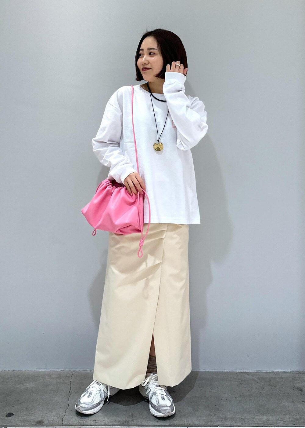 「Champion、Champion別注、別注、カットソー、ロンＴ、ギャザー、フレア、フリル、ピンク、春コーデ、春カラー、ロゴ、ロゴT、ピンクコーデ、ホワイト」｜「ADAM ET ROPE'の【サステナブル】巾着ミニショルダーバッグ（ショルダーバッグ、ピンク系）」を使った、きなさん（レディース・156cm）の冬コーディネートの2枚目の写真