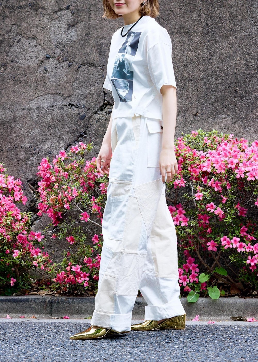 「audrey、audreyhepburn、audrey hepburn、audrey hepburn collection by jun、special2024、Tシャツコーデ、サンダルコーデ、ミュール、ヒール、ゴールド、フォト、フォトT、クロップド、クロップドT、ブルベ冬」｜「ADAM ET ROPE'のウエッジヒールストラップミュール（パンプス、ゴールド系）」を使った、きなさん（レディース・156cm）の夏コーディネートの3枚目の写真