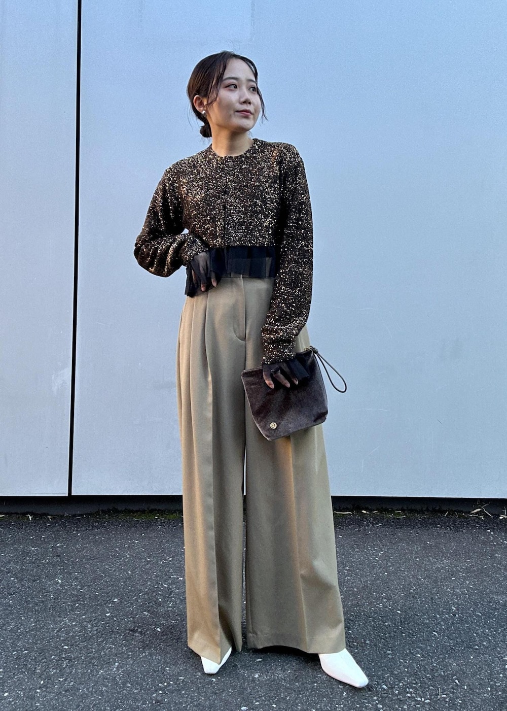 「スラックス、ベージュ、ゴールド、忘年会、新年会、新年会コーデ、忘年会コーデ、クリスマス、デート、ラメ、スパンコール、チュール、シアー、レイヤード、レイヤードコーデ」｜「ADAM ET ROPE'のMOL レザーワイドシャフトブーツ（ブーツ、ホワイト系）」を使った、きなさん（レディース・156cm）の秋コーディネートの8枚目の写真