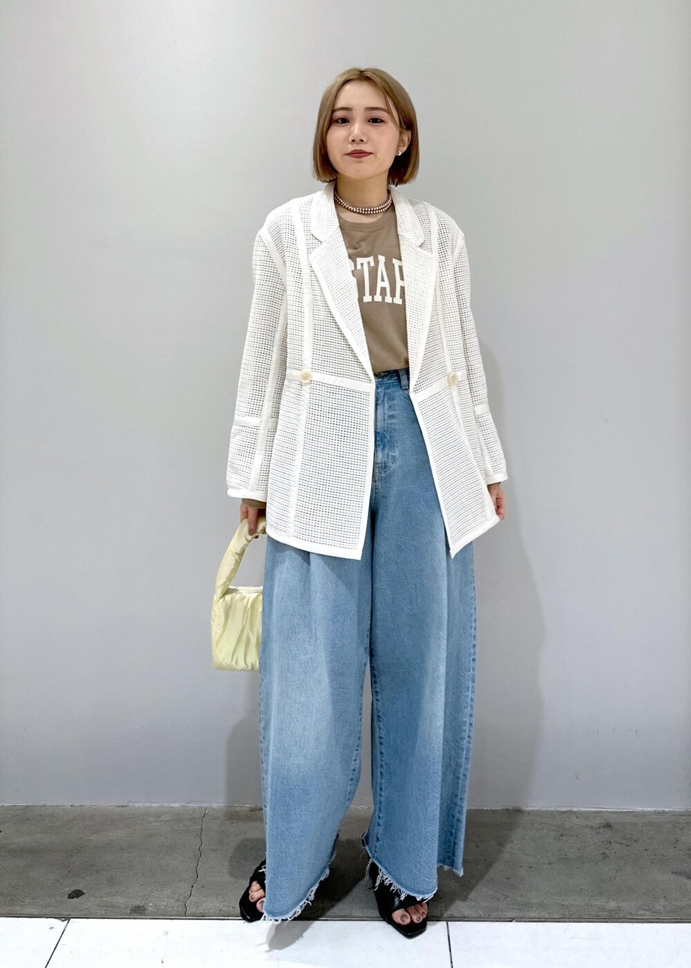 「ワイド、ワイドパンツ、ワイドデニム、骨格ストレート、ブルベ、ブルベ冬、ブルベ夏、ホワイト、ベージュ、ハンドバッグ、フリンジ、ラウンド、ショルダー、ブラウン、プルオーバー」|「ADAM ET ROPE'のツイストパデッドミュール(サンダル、ブラック系)」を使った、きなさん(レディース・156cm)の春コーディネートの6枚目の写真