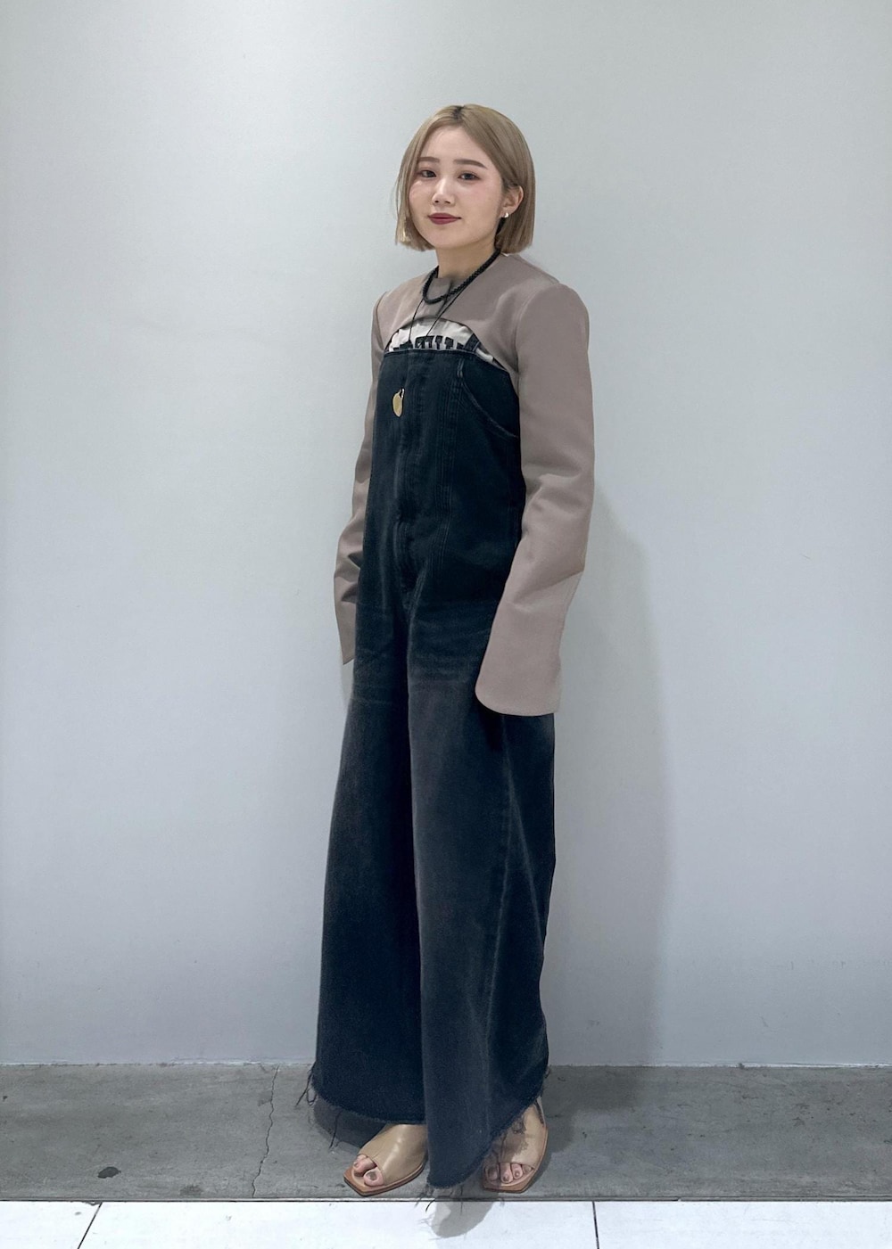 「骨格ストレート、ブルベ、ブルベ冬、ブルベ夏、デニム、ロンパース、ジャケット、ボレロ、ビーン、ビーンイヤリング、イヤリング、シルバー、シルバーアクセサリー、アクセサリー、ベージュ」｜「ADAM ET ROPE'のビーンイヤリング（イヤリング、シルバー系）」を使った、きなさん（レディース・156cm）の春コーディネートの4枚目の写真