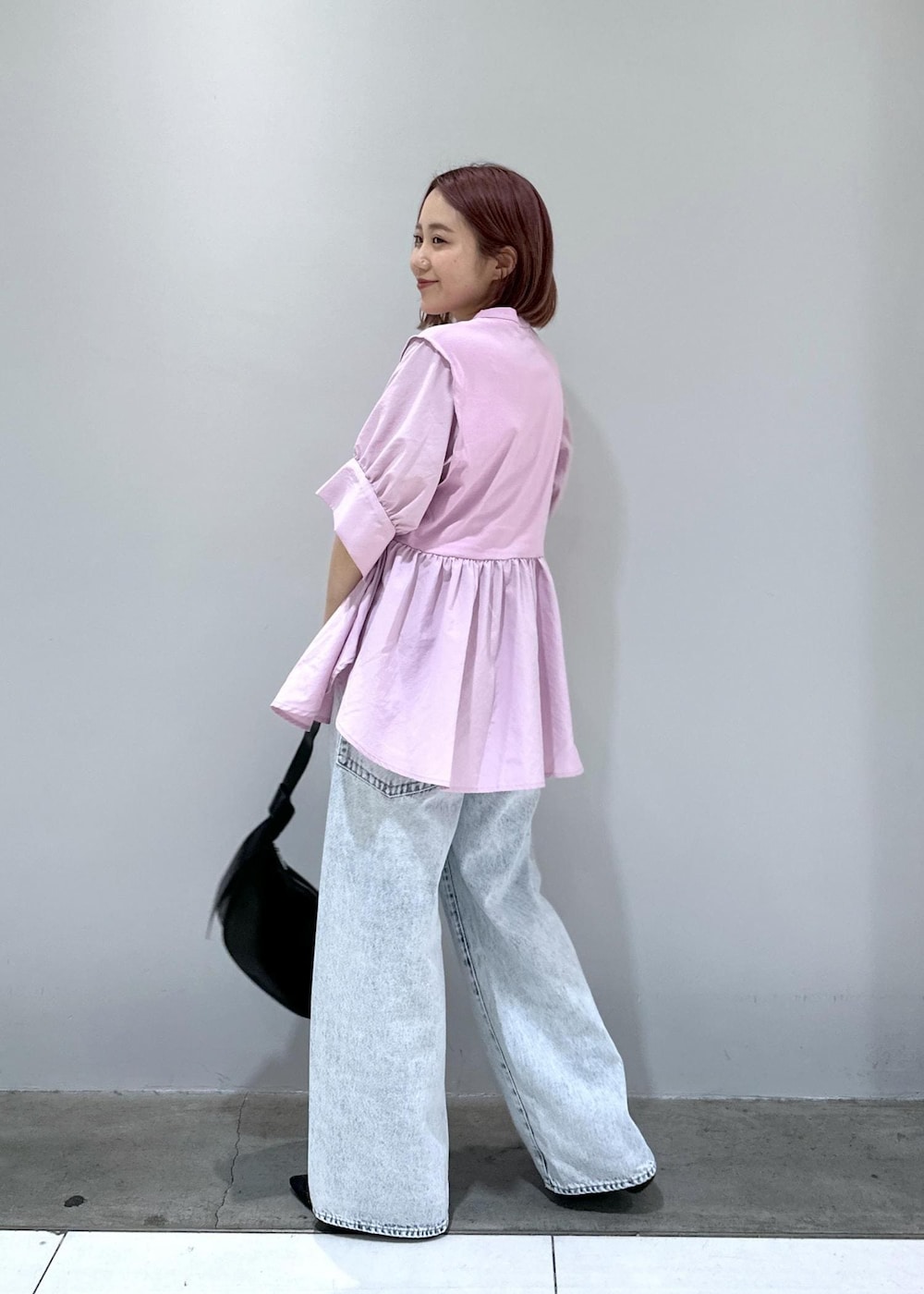 「Tシャツコーデ、デニムコーデ、メッシュ、メッシュパンプス、メリージェーン、メリージェーンパンプス、デザインTOPS、夏の快適ボトム、梅雨コーデ、梅雨、knowhow jewelry、ben amun、ブラウス、ADAM ET ROPÉ、FEMME」｜「ADAM ET ROPE'の【サステナブル】ムスビショルダーバッグ（ショルダーバッグ、ブラック系）」を使った、きなさん（レディース・156cm）の夏コーディネートの7枚目の写真