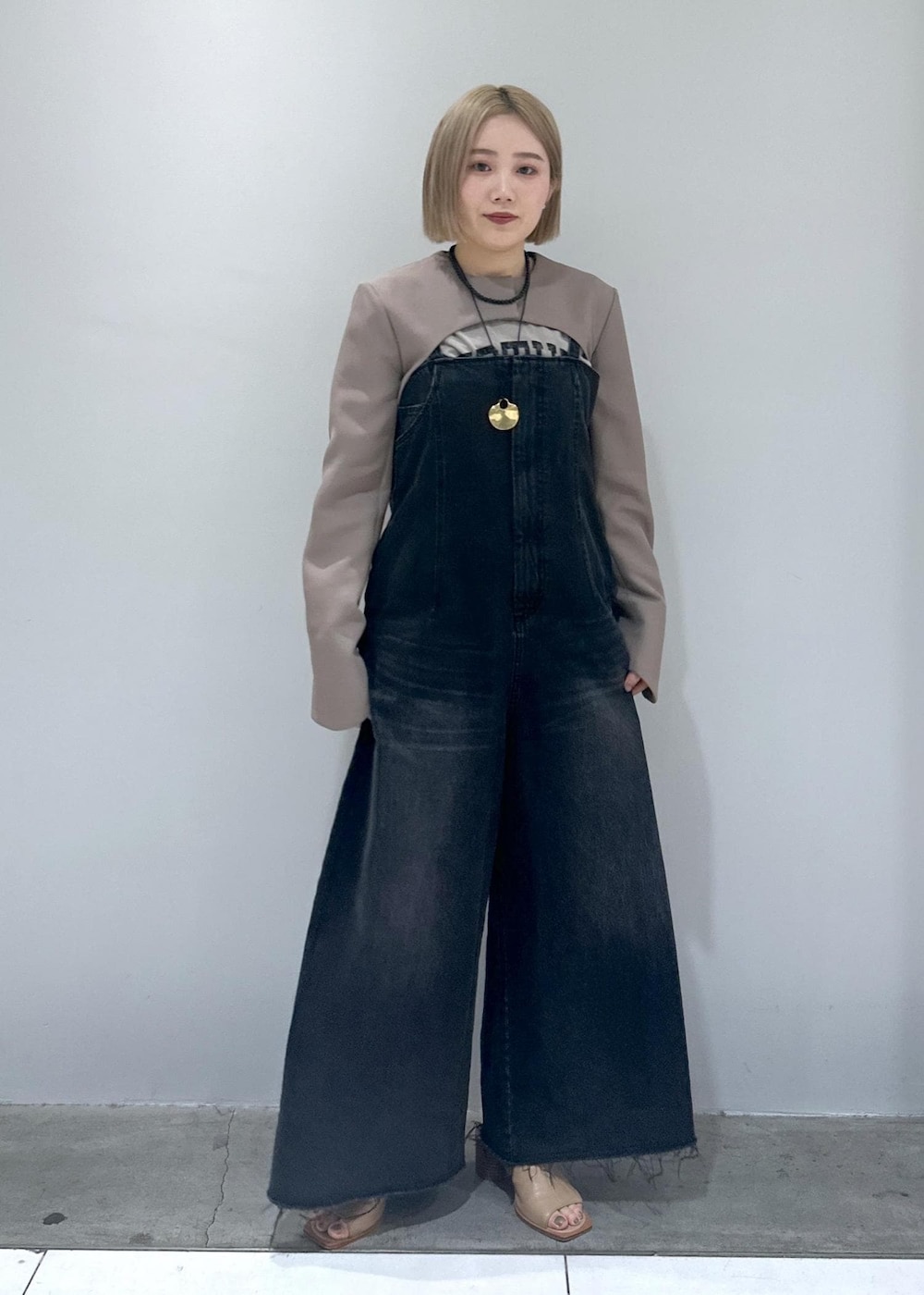 「骨格ストレート、ブルベ、ブルベ冬、ブルベ夏、デニム、ロンパース、ジャケット、ボレロ、ビーン、ビーンイヤリング、イヤリング、シルバー、シルバーアクセサリー、アクセサリー、ベージュ」｜「ADAM ET ROPE'のビーンイヤリング（イヤリング、シルバー系）」を使った、きなさん（レディース・156cm）の春コーディネートの5枚目の写真