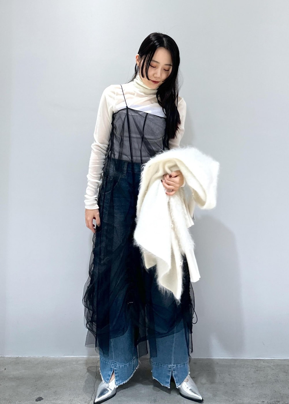 「24SS、24SS春の新作、春の新作、新作、モヘヤ、チュール、シアードレス、シアーワンピース、長さ調整可能、デニムコーデ、SNaPMeAward23w、ホワイト、ニット、Vネック、カーディガン」｜「ADAM ET ROPE'のモヘヤカーディガン（カーディガン/ボレロ、ホワイト系）」を使った、きなさん（レディース・156cm）の冬コーディネートの6枚目の写真