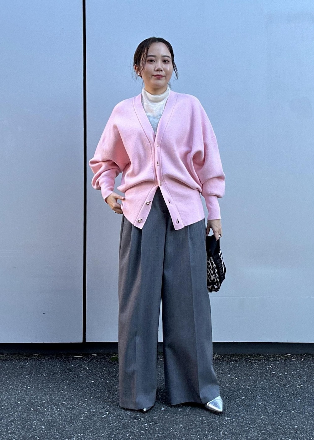 「ピンク、ゴールド、シルバー、レオパード、柄、ワイド、ワイドパンツ、ワイドスラックス、初春コーデ、春コーデ、初秋コーデ、秋コーデ、初冬コーデ、冬コーデ、お仕事コーデ」｜「GANNIの【GANNI for ADAM ET ROPE'】Recycled tech Mini Tote（トートバッグ、ベージュ系）」を使った、きなさん（レディース・156cm）の秋コーディネートの2枚目の写真