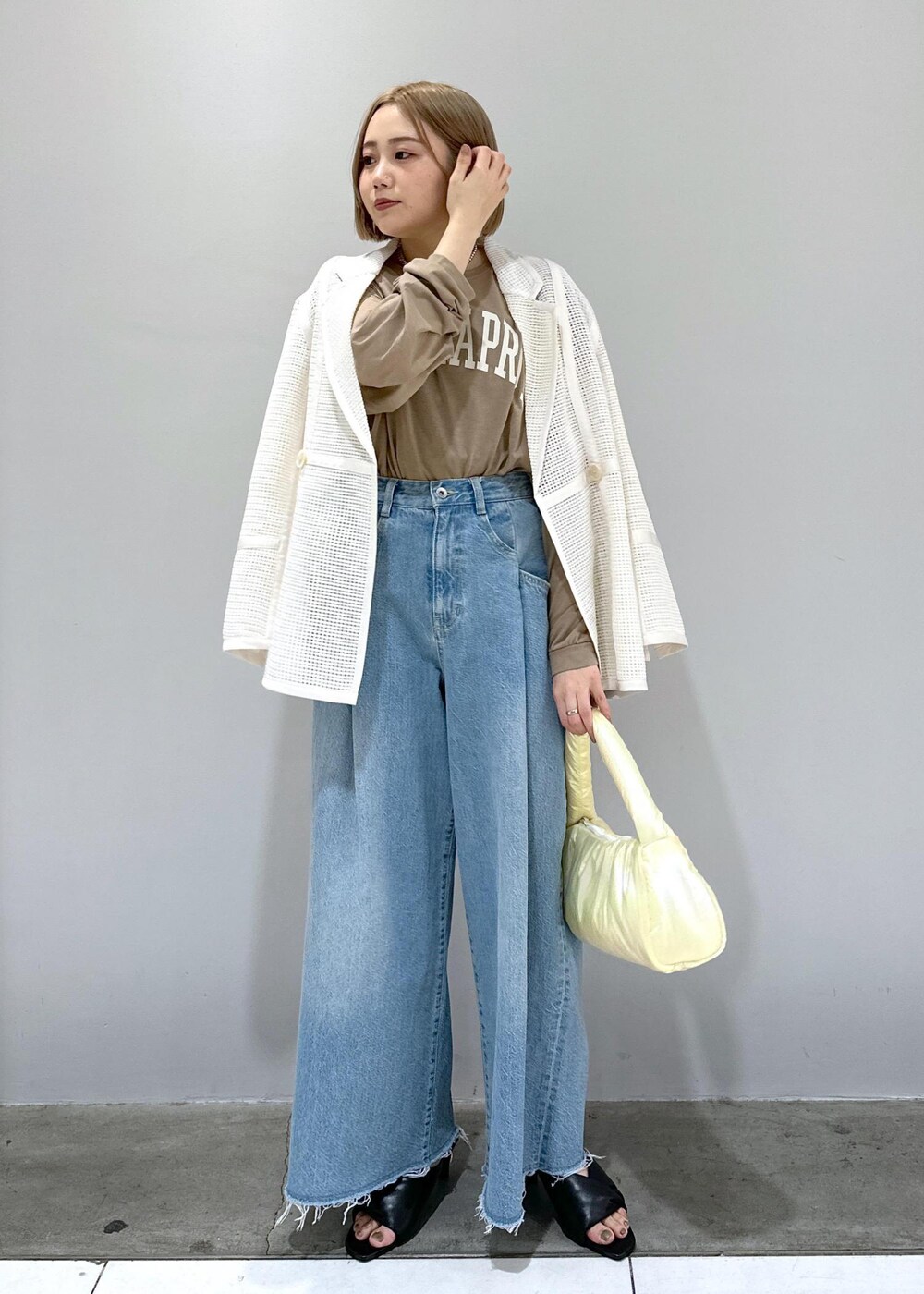 「ワイド、ワイドパンツ、ワイドデニム、骨格ストレート、ブルベ、ブルベ冬、ブルベ夏、ホワイト、ベージュ、ハンドバッグ、フリンジ、ラウンド、ショルダー、ブラウン、プルオーバー」|「ADAM ET ROPE'のツイストパデッドミュール(サンダル、ブラック系)」を使った、きなさん(レディース・156cm)の春コーディネートの7枚目の写真