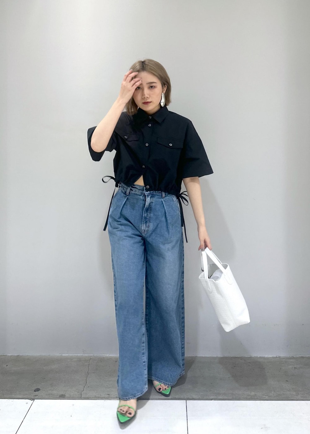 「ブルベ冬、ブルベ夏、ショート丈、クロップド、クロップド丈、デニムコーデ、デザイントップス、カラー、羽織、羽織り、ADAM ET ROPÉ、FEMME、SDGs、サステナブル、低身長」｜「NEEDBY heritageの【NEEDBY for ADAM ET ROPE'】別注WIDE DENIM（デニムパンツ、ブルー系）」を使った、きなさん（レディース・156cm）の春コーディネートの4枚目の写真
