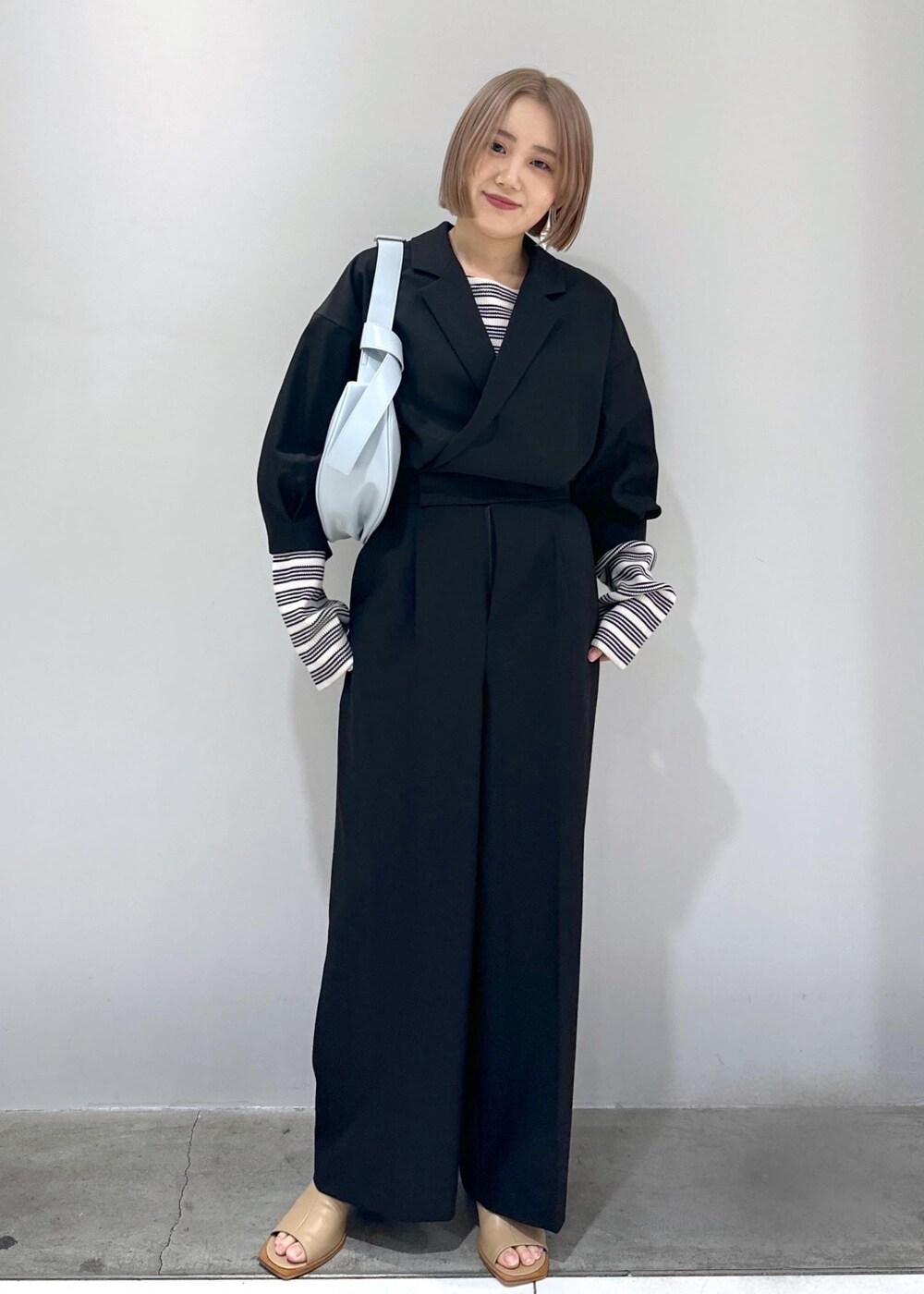 「骨格ストレート、ブルベ、ブルベ冬、ブルベ夏、イヤリング、シルバー、ベージュ、ブーツ、ブーツサンダル、サンダル、ヒール、オールインワン、ロンパース、調整、調整可能」｜「ADAM ET ROPE'のストレッチブーツサンダル（ブーツ、ベージュ系）」を使った、きなさん（レディース・156cm）の春コーディネートの3枚目の写真