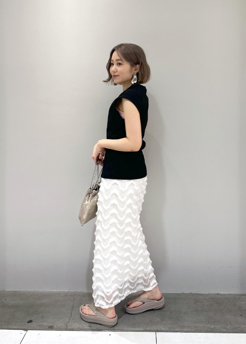「骨格ストレート、ブルベ冬、ブルベ夏、ブルベコーデ、骨格ストレートコーデ、春夏コーデ、シルバー、ホワイト、スカートコーデ、ノースリーブ、OOFOS、サンダル、厚底、ベージュ、ブラウン」｜「ADAM ET ROPE'のニュアンスオーバルバングル（バングル/リストバンド、シルバー系）」を使った、きなさん（レディース・156cm）の春コーディネートの5枚目の写真