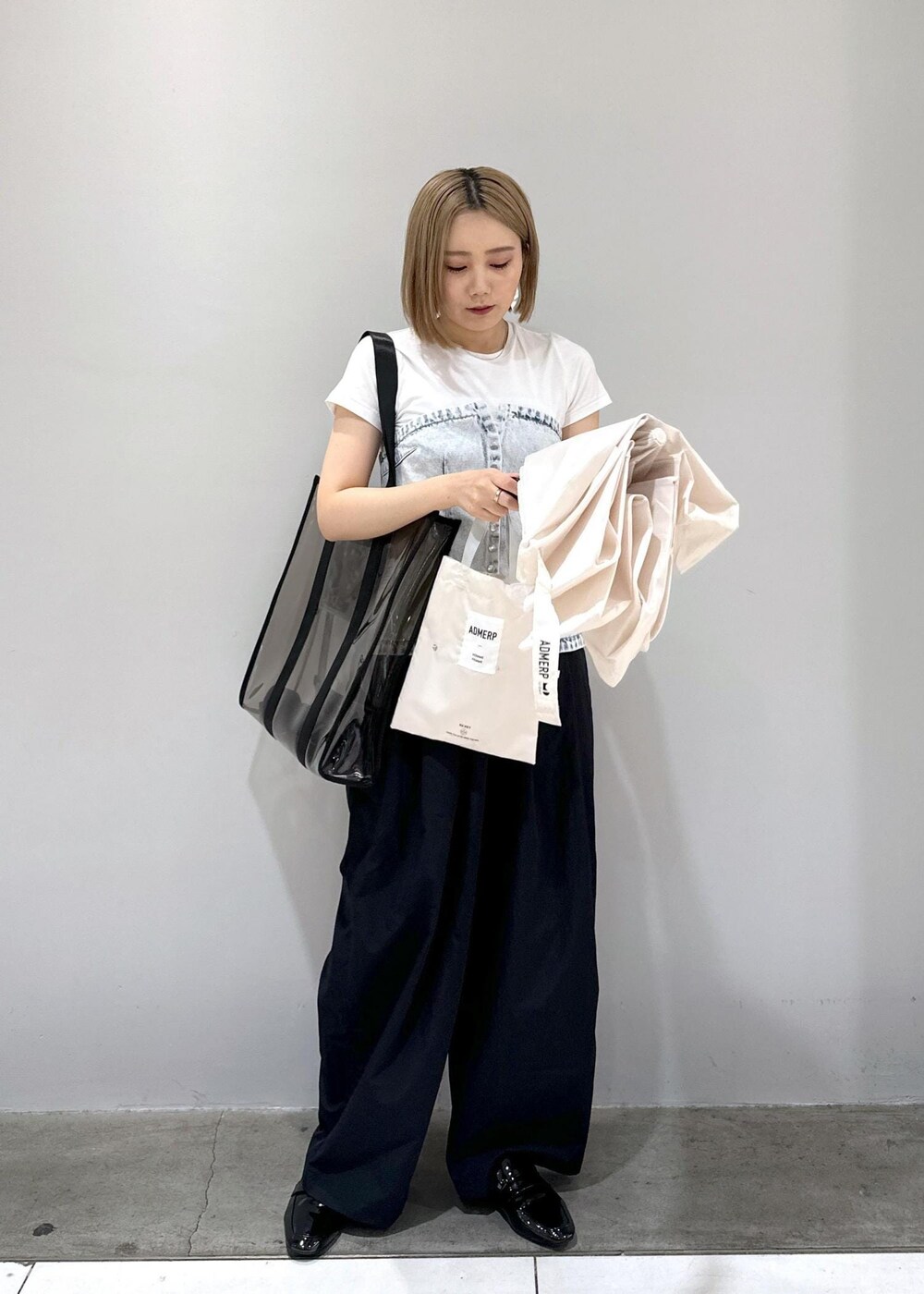 「デザインTOPS、クリアバッグ、ローファー、Tシャツ、Hanes、BIOTOP、晴雨兼用、日傘、雨傘、梅雨、梅雨コーデ、レイン、カラー、撥水、骨格ストレート」｜「ADAM ET ROPE'の【サステナブル・晴雨兼用・男女兼用・U-DAY for ADAM ET ROPE'】[ADMERP] UMBRELLA60 with tote / 折りたたみ傘（折りたたみ傘、ホワイト系）」を使った、きなさん（レディース・156cm）の夏コーディネートの5枚目の写真