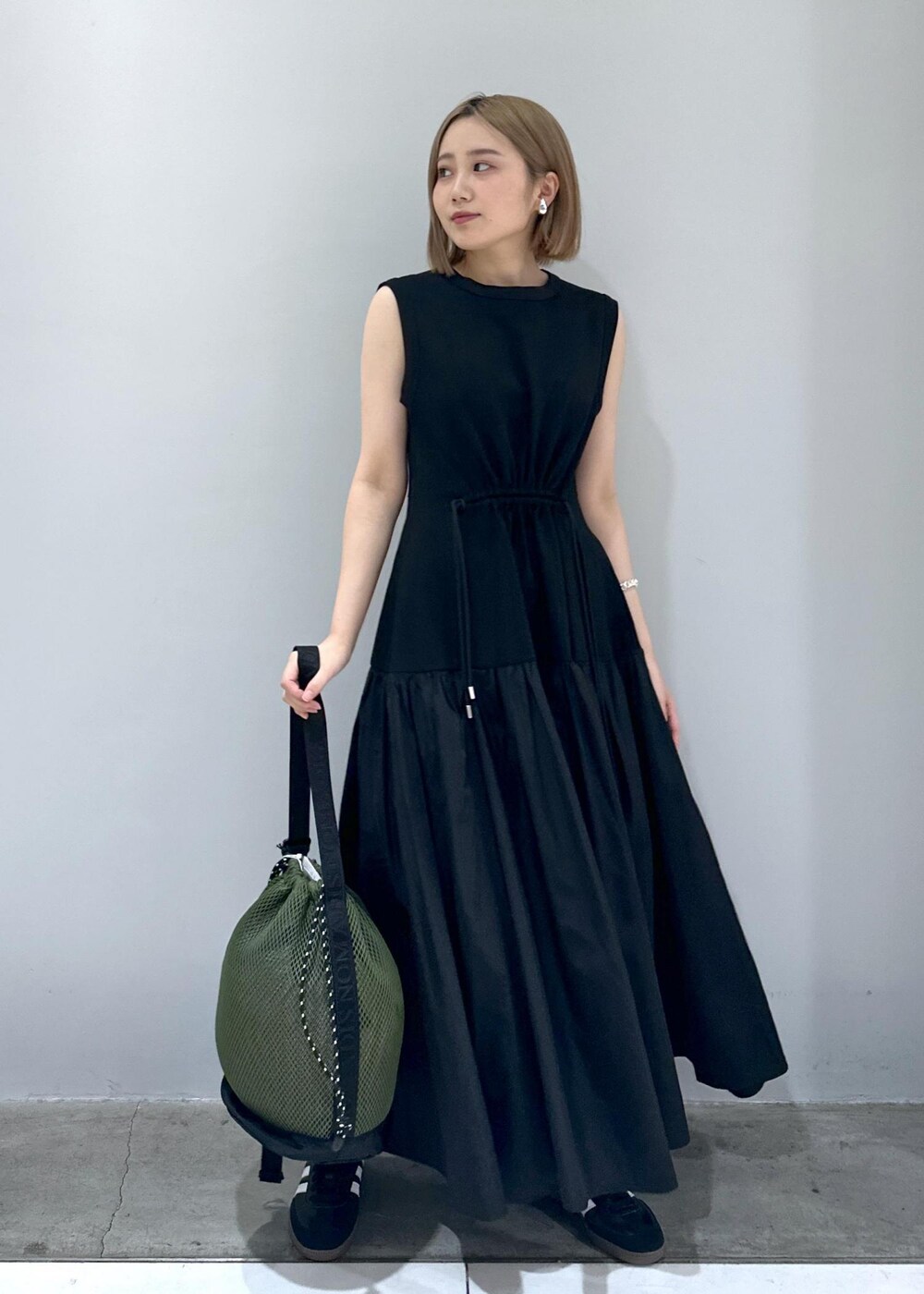 「レイン、ワンピース、軽羽織、ブルゾン、サンダル、サンダルコーデ、梅雨コーデ、メッシュバッグ、nomadis、adidas、シルバー、撥水加工、撥水」｜「NOMADISの【NOMADIS(ノマディス)】VELO MESH（ショルダーバッグ、グリーン系）」を使った、きなさん（レディース・156cm）の夏コーディネートの6枚目の写真
