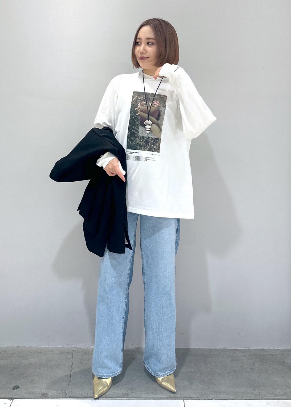 「骨格ストレート、ブルベ、ブルベふゆ、ブルベ冬、ブルベ夏、ジャケット、ジャケットコーデ、ロンT、フォト、フォトT、ロゴT、デニム、デニムコーデ、ストレート、ストレートデニム」｜「NEEDBY heritageの【NEEDBY for ADAM ET ROPE'】別注 WIDE STRAIGHT（デニムパンツ、ブルー系）」を使った、きなさん（レディース・156cm）の冬コーディネートの8枚目の写真