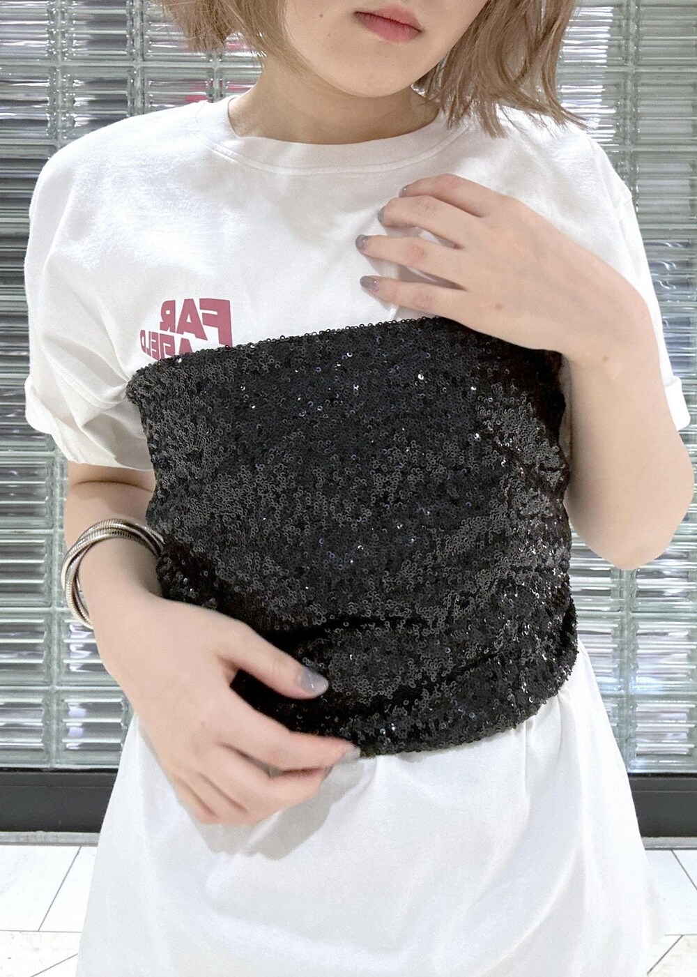 「ブルベ、ブルベ冬、ブルベ夏、春夏コーデ、レザー、サンダルコーデ、Tシャツコーデ、ビスチェ、スパンコール、シルバーアクセサリー、デニムコーデ、ブラック、ホワイト、プルオーバー、長袖」｜「blossomの【BLOSSOM for ADAM ET ROPE'】別注スパンコールビスチェ（チューブトップ、ブラック系）」を使った、きなさん（レディース・156cm）の春コーディネートの6枚目の写真