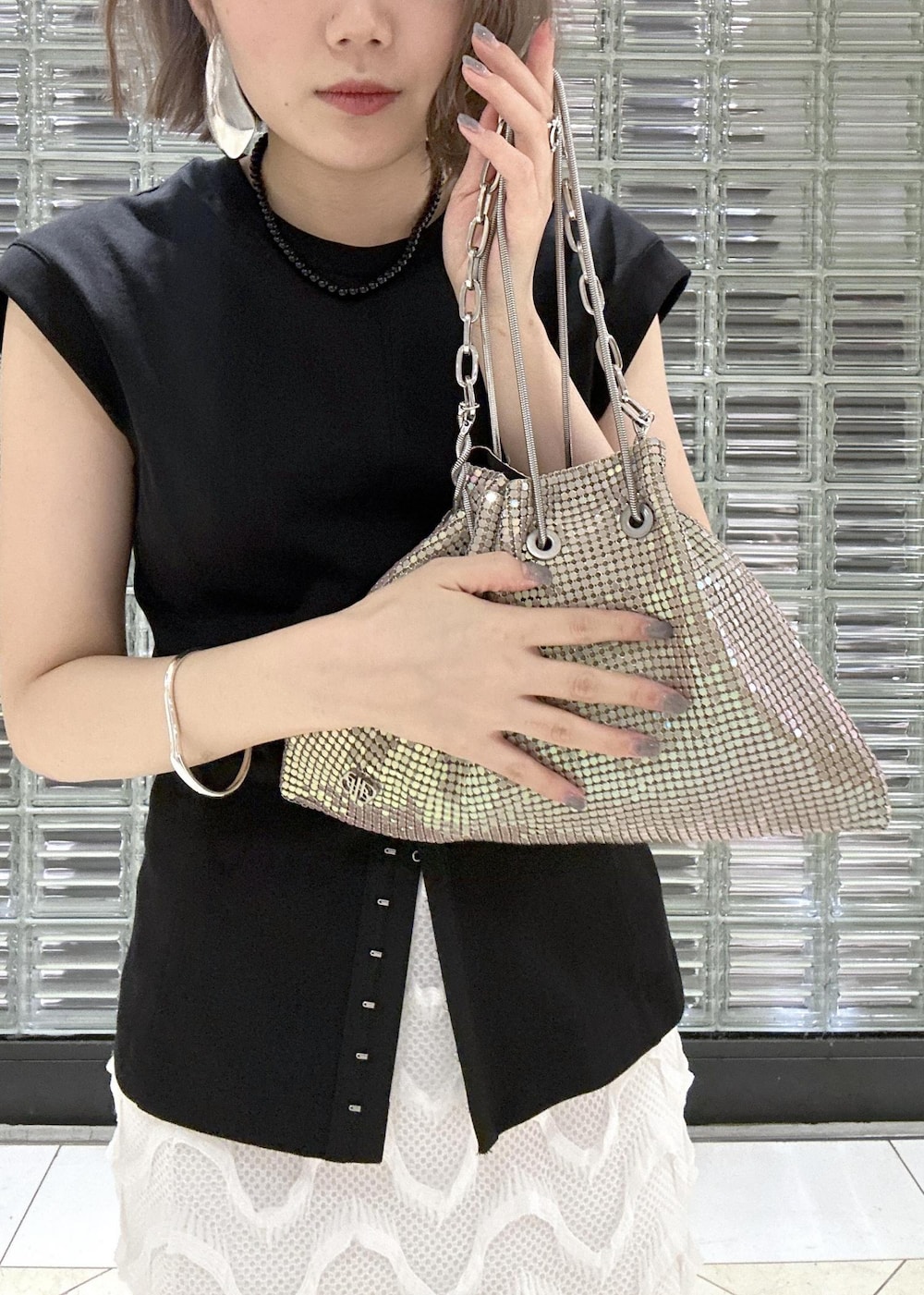 「骨格ストレート、ブルベ冬、ブルベ夏、ブルベコーデ、骨格ストレートコーデ、春夏コーデ、シルバー、ホワイト、スカートコーデ、ノースリーブ、OOFOS、サンダル、厚底、ベージュ、ブラウン」｜「ADAM ET ROPE'のニュアンスオーバルバングル（バングル/リストバンド、シルバー系）」を使った、きなさん（レディース・156cm）の春コーディネートの8枚目の写真