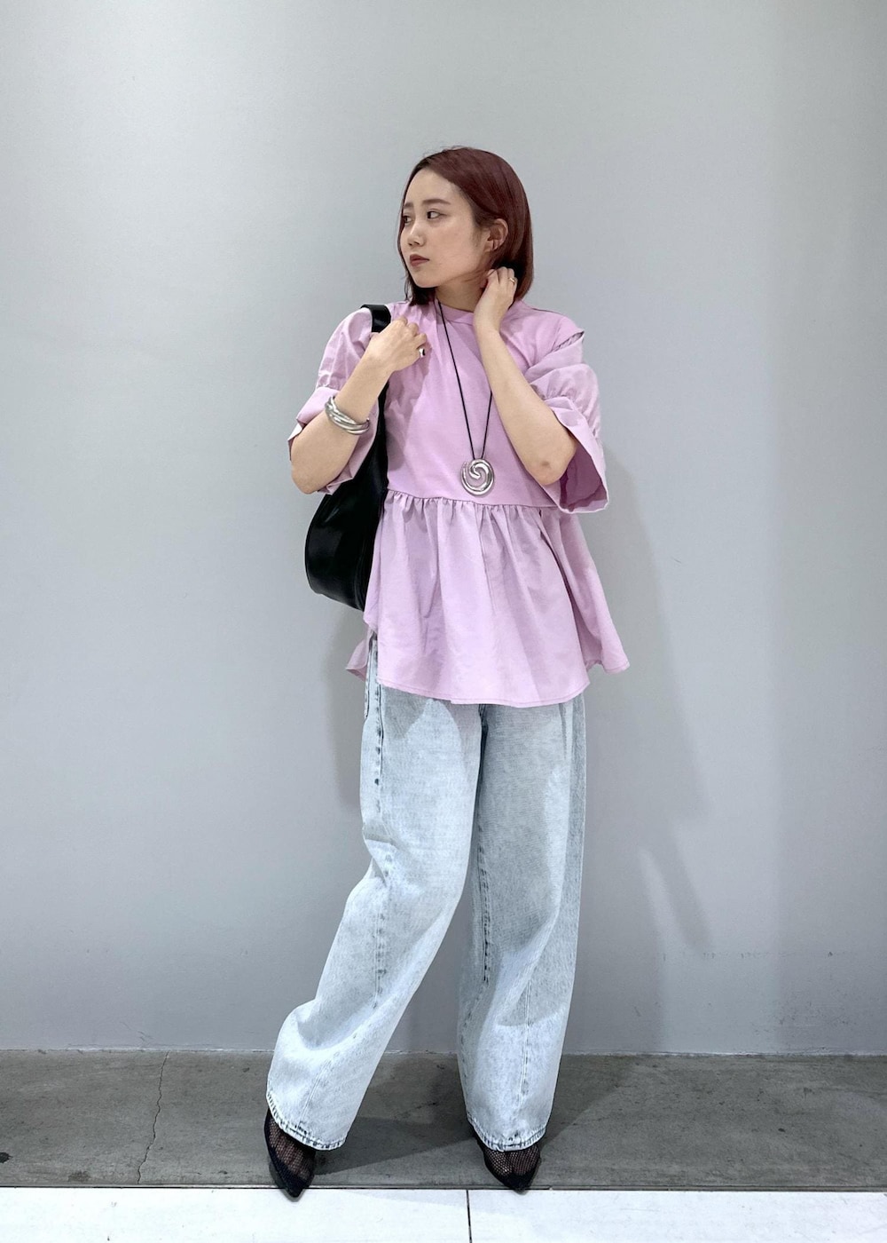 「Tシャツコーデ、デニムコーデ、メッシュ、メッシュパンプス、メリージェーン、メリージェーンパンプス、デザインTOPS、夏の快適ボトム、梅雨コーデ、梅雨、knowhow jewelry、ben amun、ブラウス、ADAM ET ROPÉ、FEMME」｜「ADAM ET ROPE'の【サステナブル】ムスビショルダーバッグ（ショルダーバッグ、ブラック系）」を使った、きなさん（レディース・156cm）の夏コーディネートの5枚目の写真