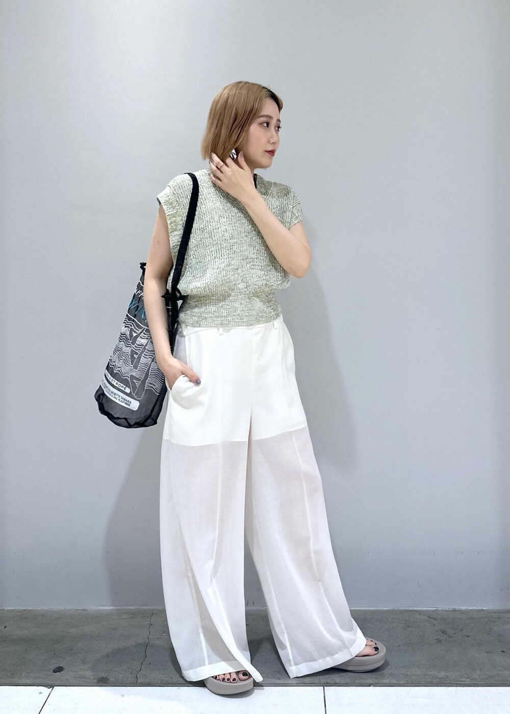 「骨格ストレート、ブルベ、ブルベ冬、夏、ベスト、シルバー、イヤリング、OOFOS、ベストコーデ、ロンパース、オールインワンコーデ、ロンパースコーデ、ブラック、グレー、ショルダーバッグ」|「ADAM ET ROPE'の【サステナブル・洗える】ペーパーヤーンミックスニットベスト(ベスト、イエロー系)」を使った、きなさん(レディース・156cm)の春コーディネートの3枚目の写真