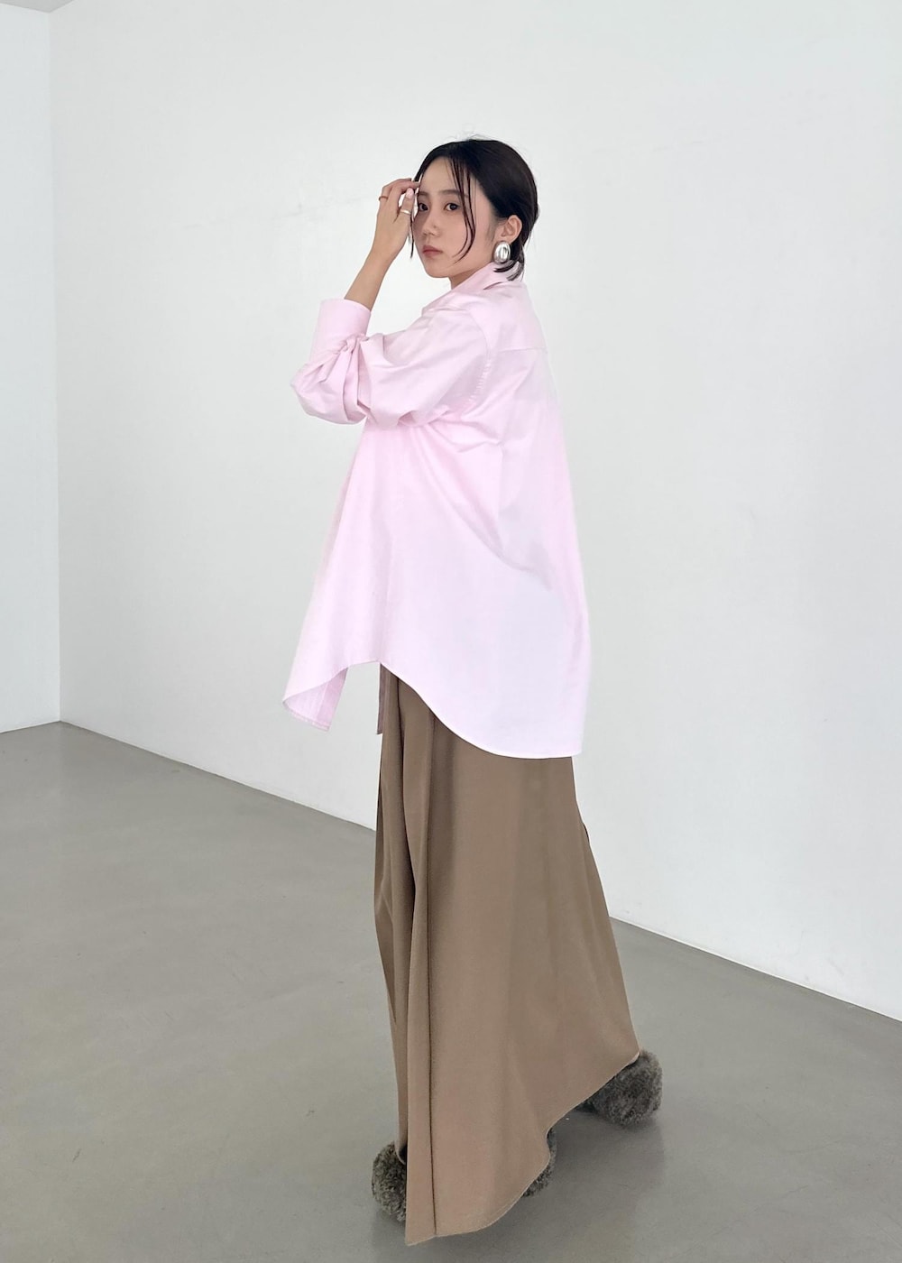 「プリーツ、プリーツスカート、骨格ストレート、タック、センタープレス、メッシュ、ロング、ブラウス、サイドスリット、フレア、マキシ、アシンメトリー、ヘム、ローファー、ブラック」｜「ADAM ET ROPE'のチャンキーフェイクファークロッグ（サンダル、ブラウン系）」を使った、きなさん（レディース・156cm）の夏コーディネートの5枚目の写真