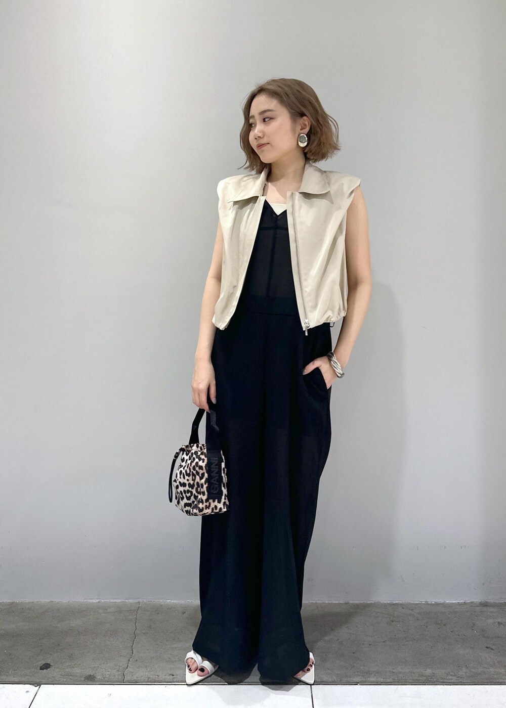 「サンダル、GANNI、バングル、ベストコーデ、オールインワンコーデ、インナーキャミ、シルバーアクセサリー、BEN AMUN、夏コーデ、春夏コーデ、ホワイト、ベージュ、Vネック、アイボリー、ダウン」|「ADAM ET ROPE'の【サステナブル】ニットバージョンベアキャミ(キャミソール、ホワイト系)」を使った、きなさん(レディース・156cm)の春コーディネートの2枚目の写真