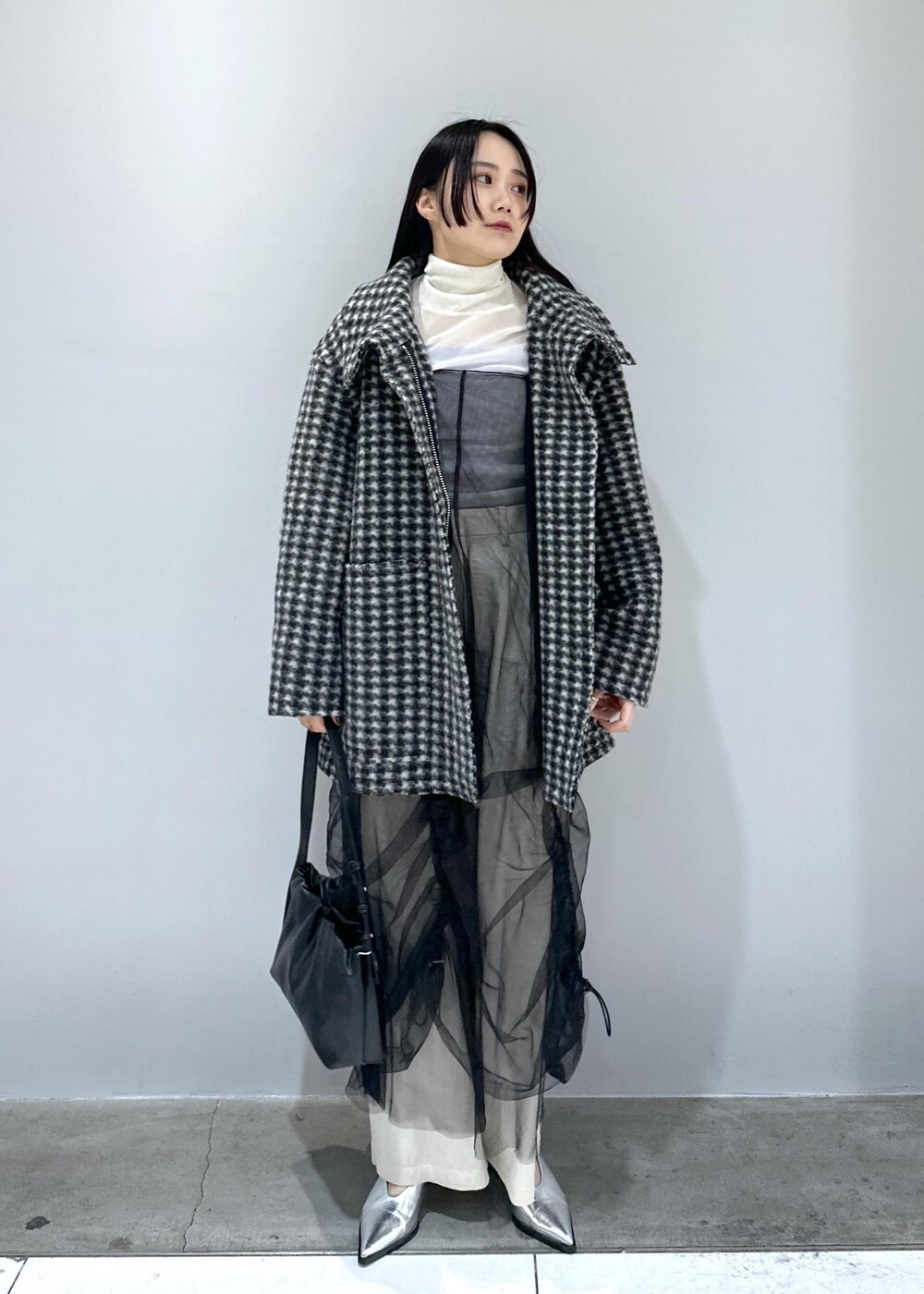 「セールアイテム、SALE、SALEアイテム、アウター、コート、シルバー、パンプス、バッグ、チュール、チュールドレス、シアー、24SS、24SS春の新作、春の新作、新作」｜「ADAM ET ROPE'のサテンタックイージースラックス（スラックス、ホワイト系）」を使った、きなさん（レディース・156cm）の冬コーディネートの8枚目の写真
